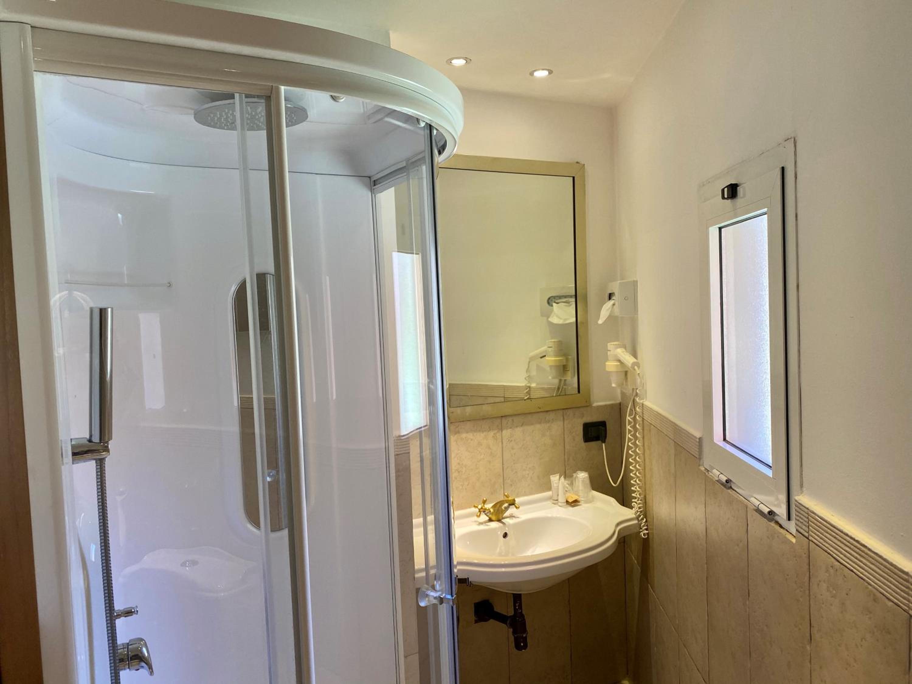 Double or Twin Room - Photo 5