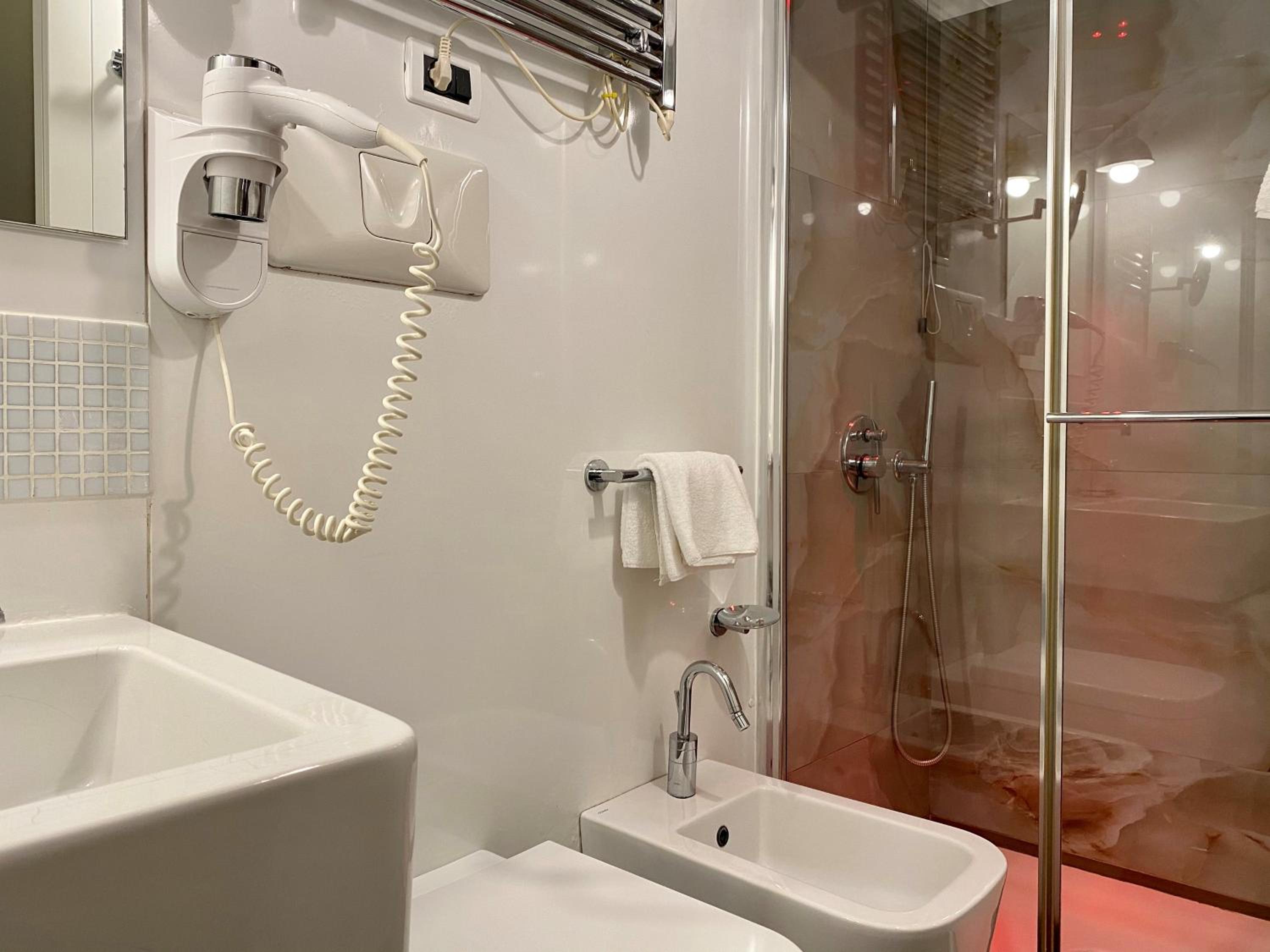 Double or Twin Room - Photo 4