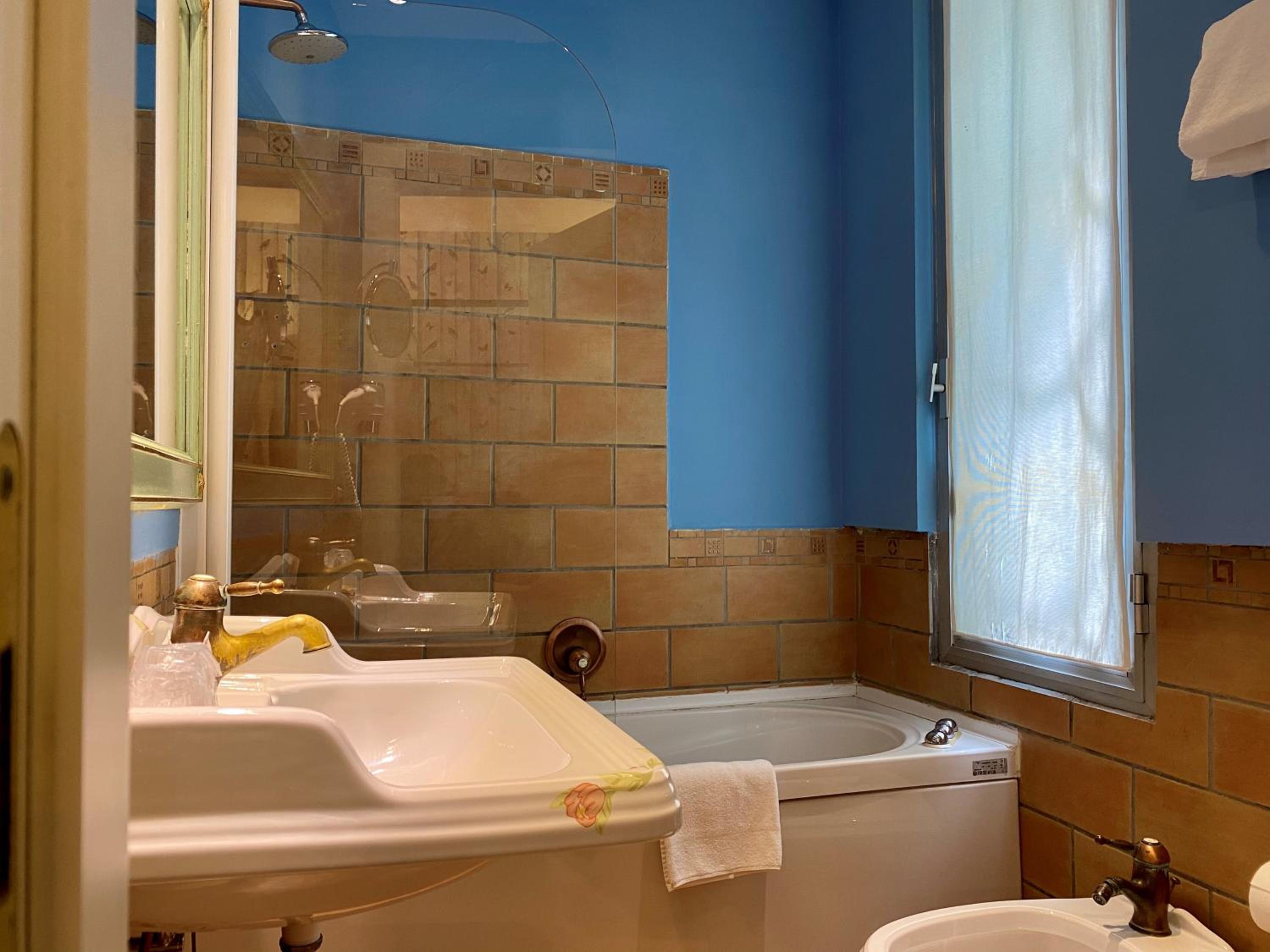 Superior Double or Twin Room - Photo 16