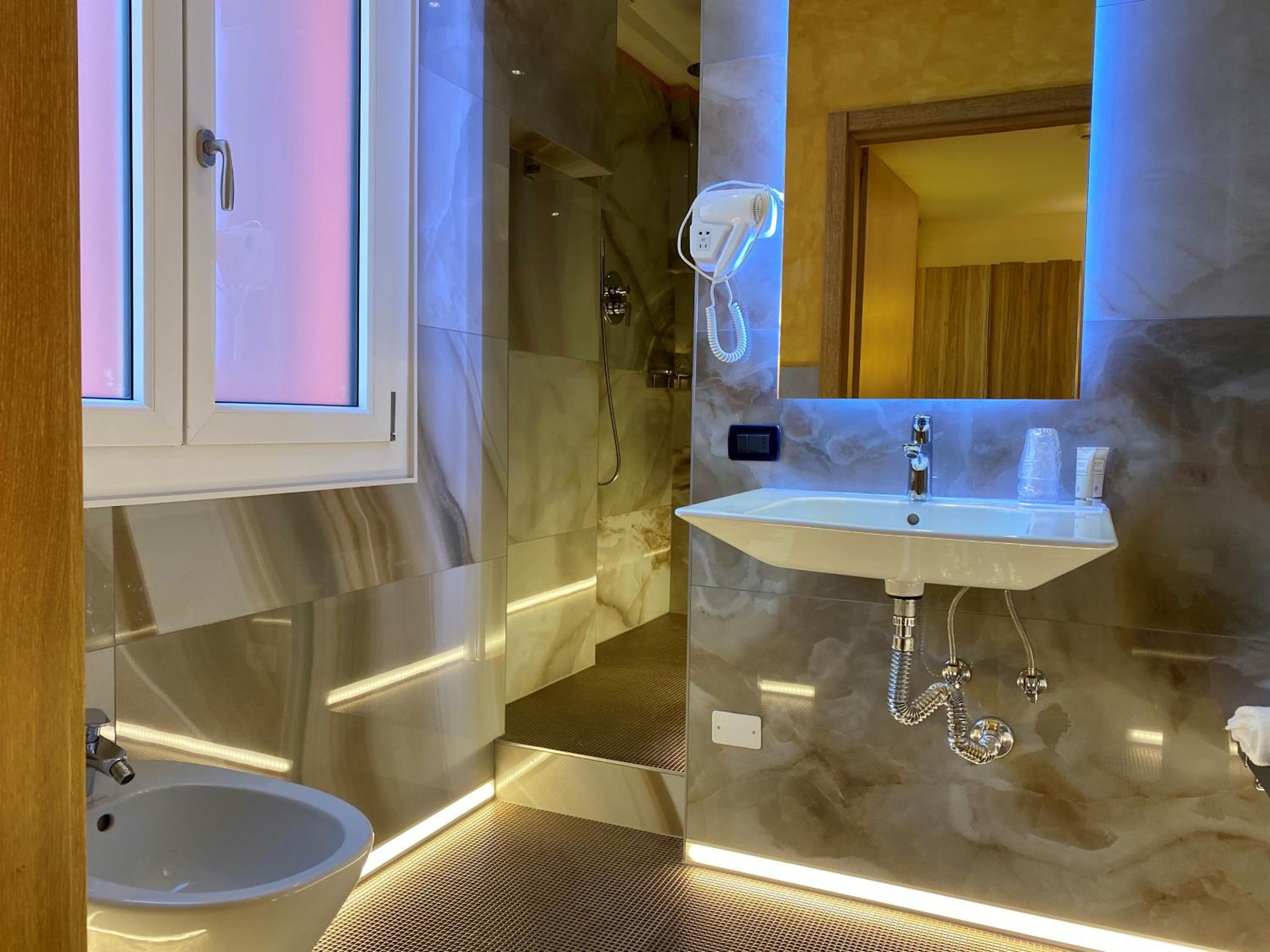 Superior Double or Twin Room - Photo 17