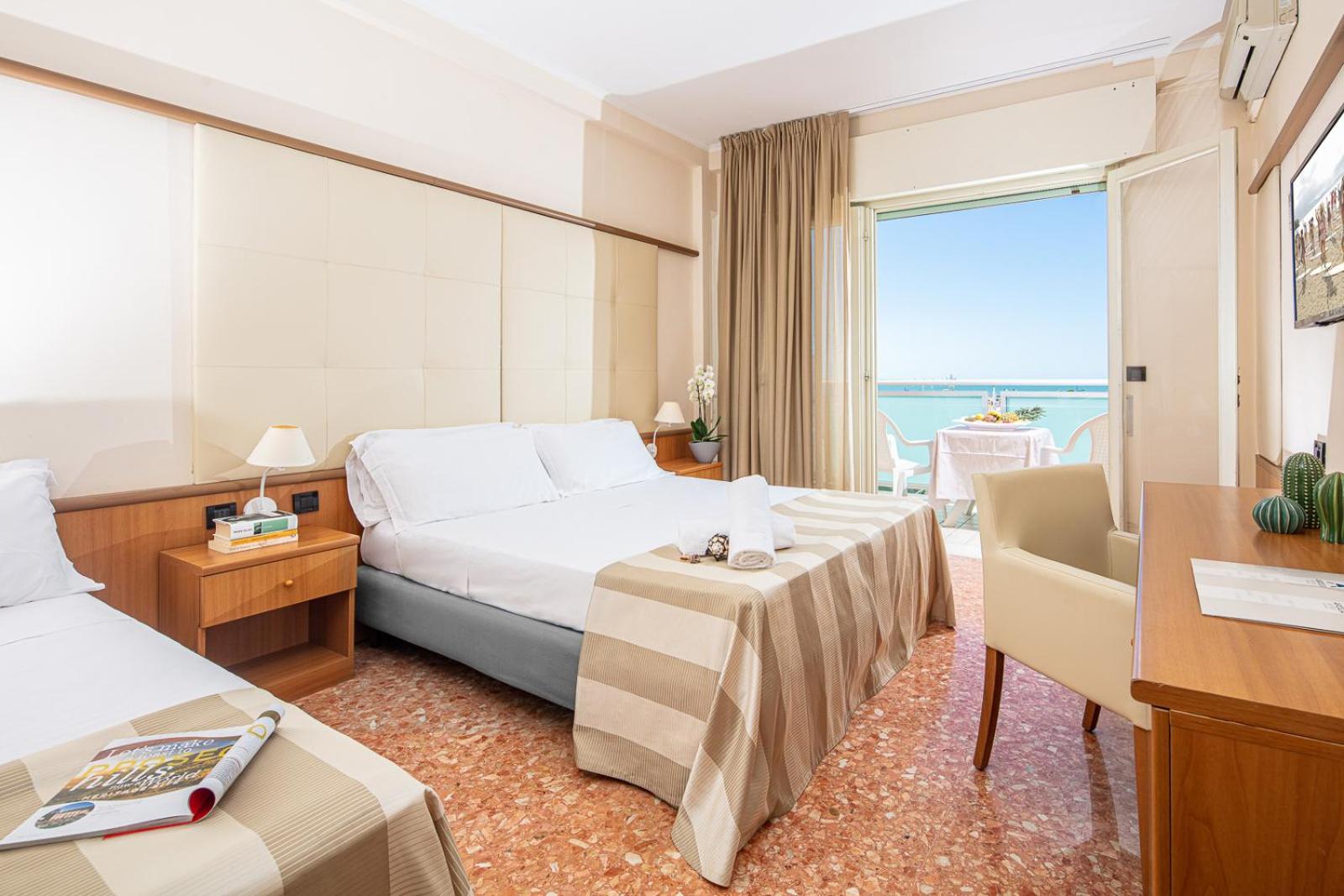 Triple Room with Sea View - Photo 2