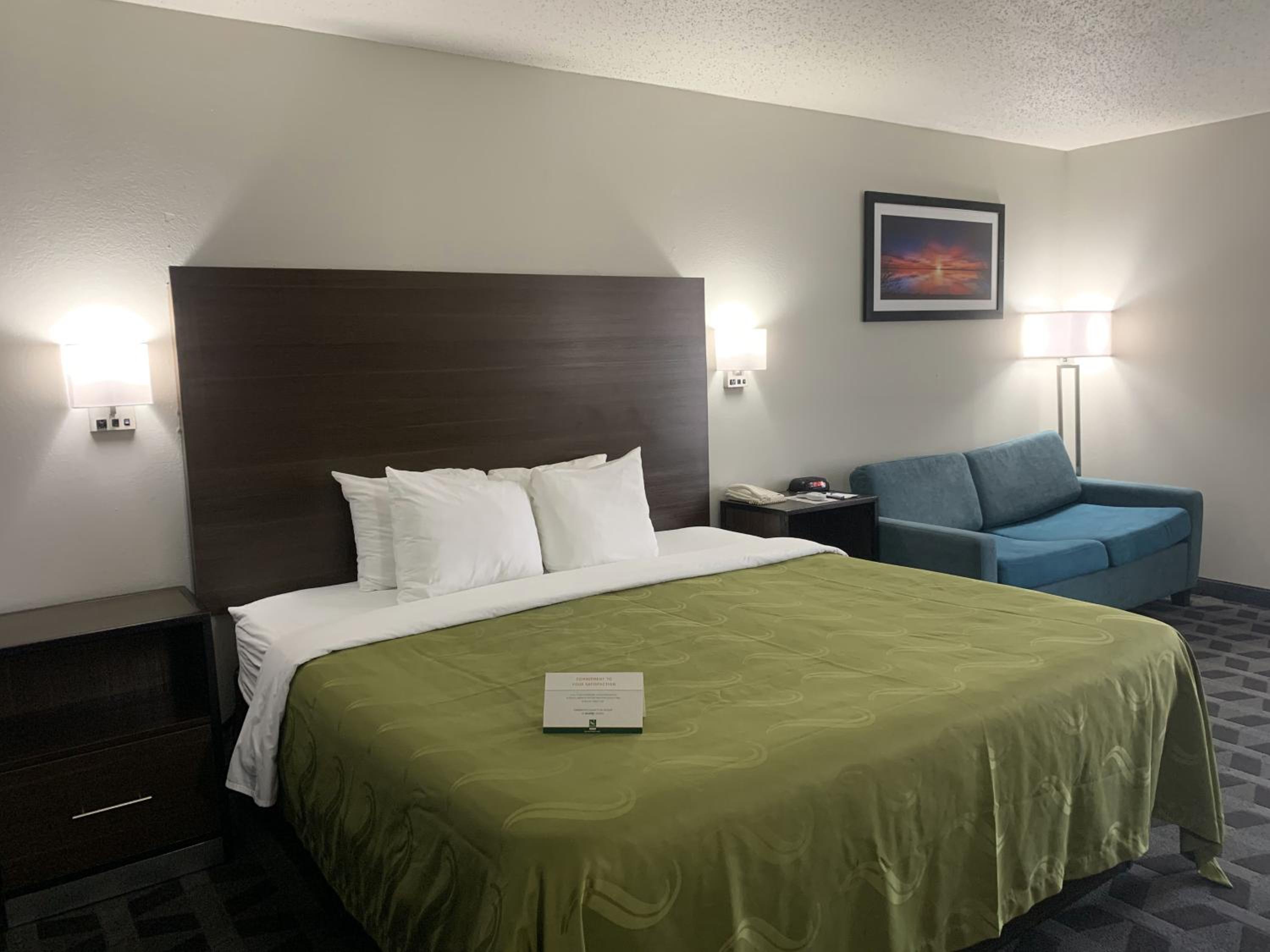 King Suite with Sofa-Bed - Non-Smoking photo 2
