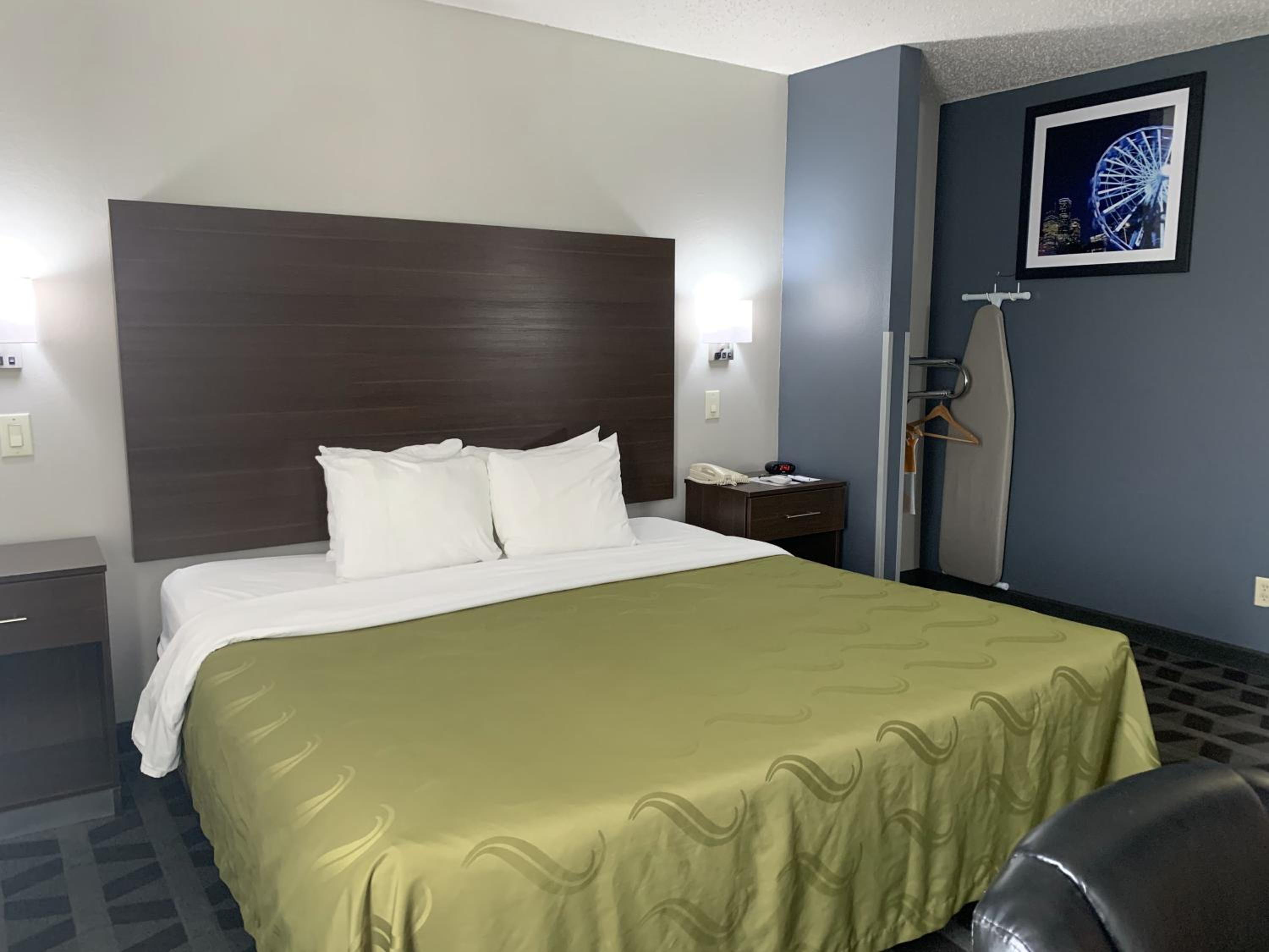 King Suite with Sofa-Bed - Accessible/Non-Smoking photo 2