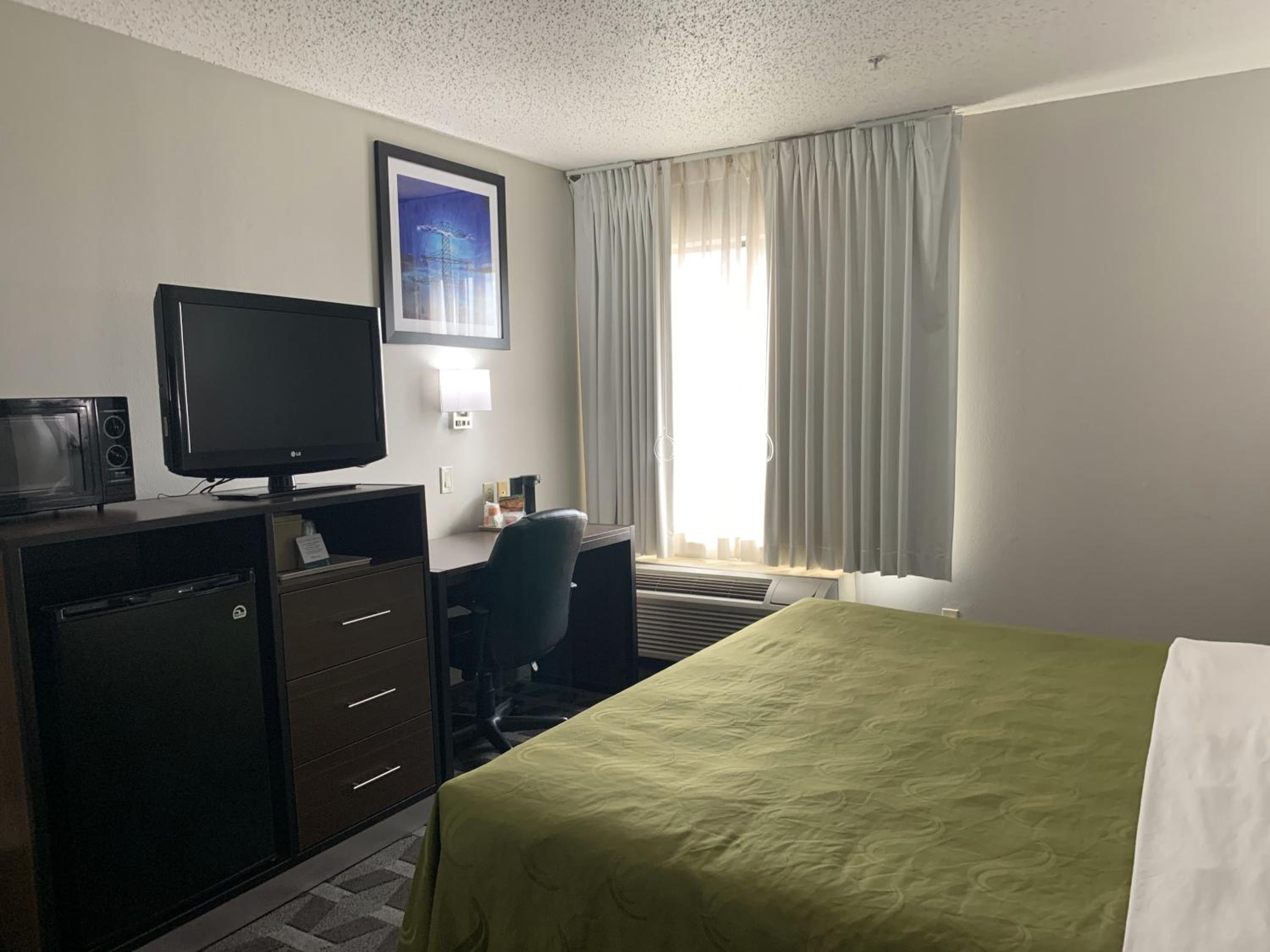 King Suite with Sofa-Bed - Accessible/Non-Smoking photo 3