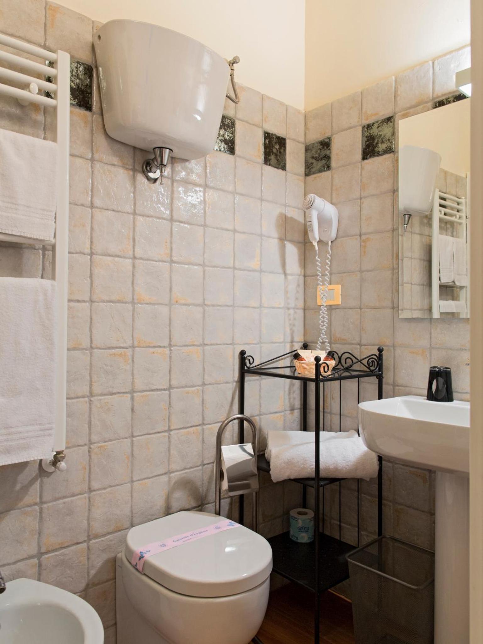 Classic Double or Twin Room - Photo 7