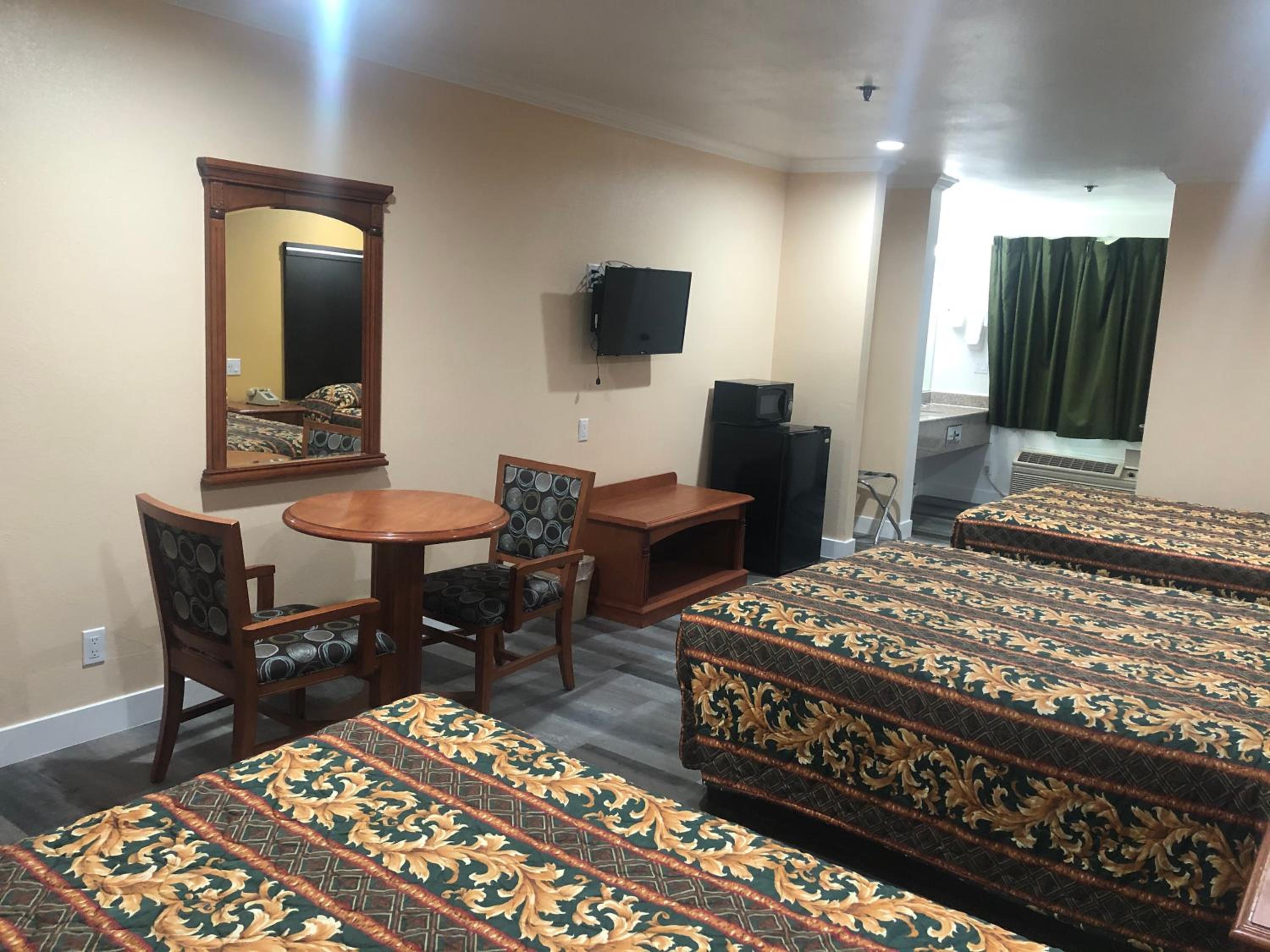 Queen Room with Three Queen Beds - Photo 2