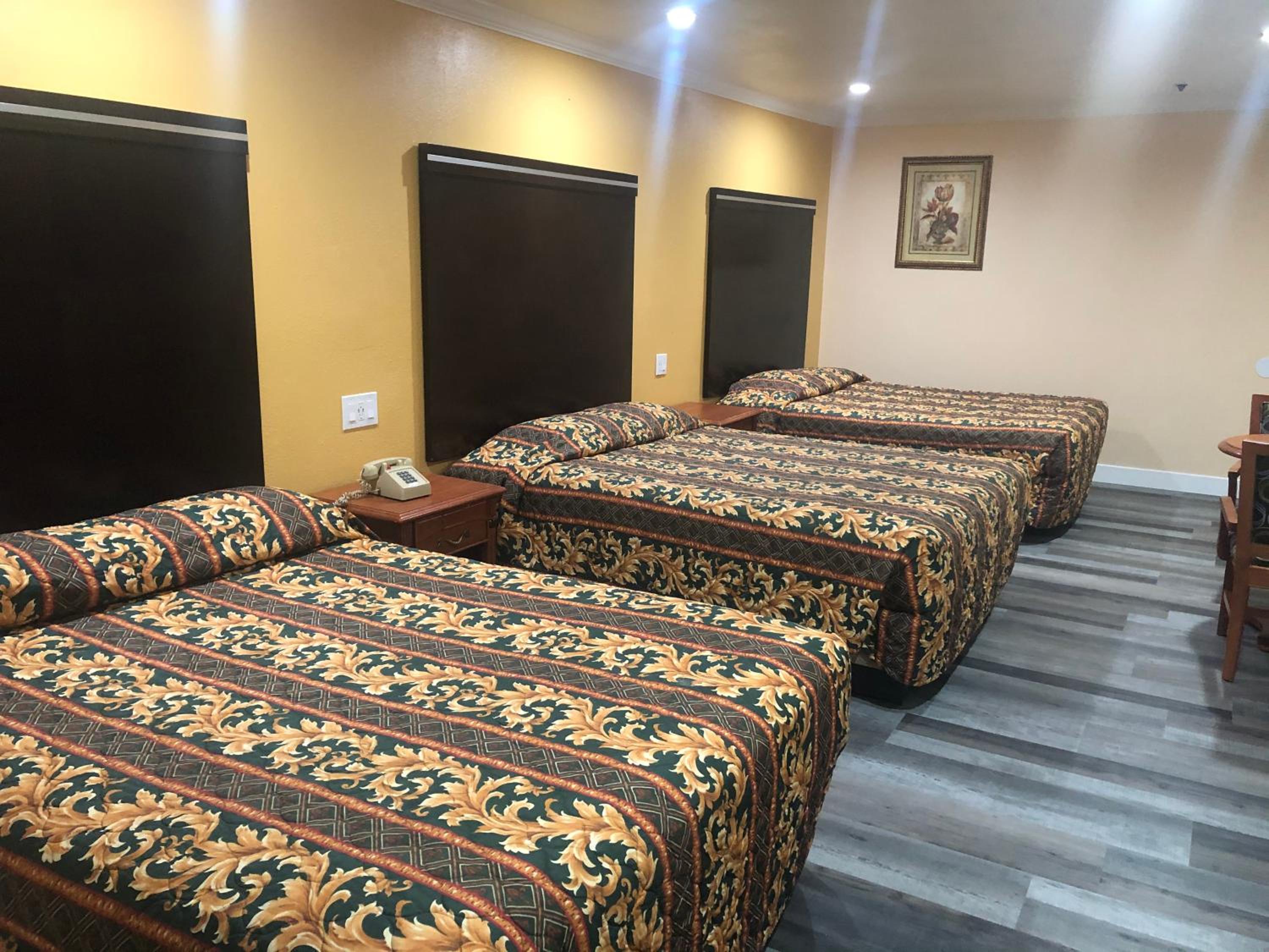 Queen Room with Three Queen Beds - Photo 4
