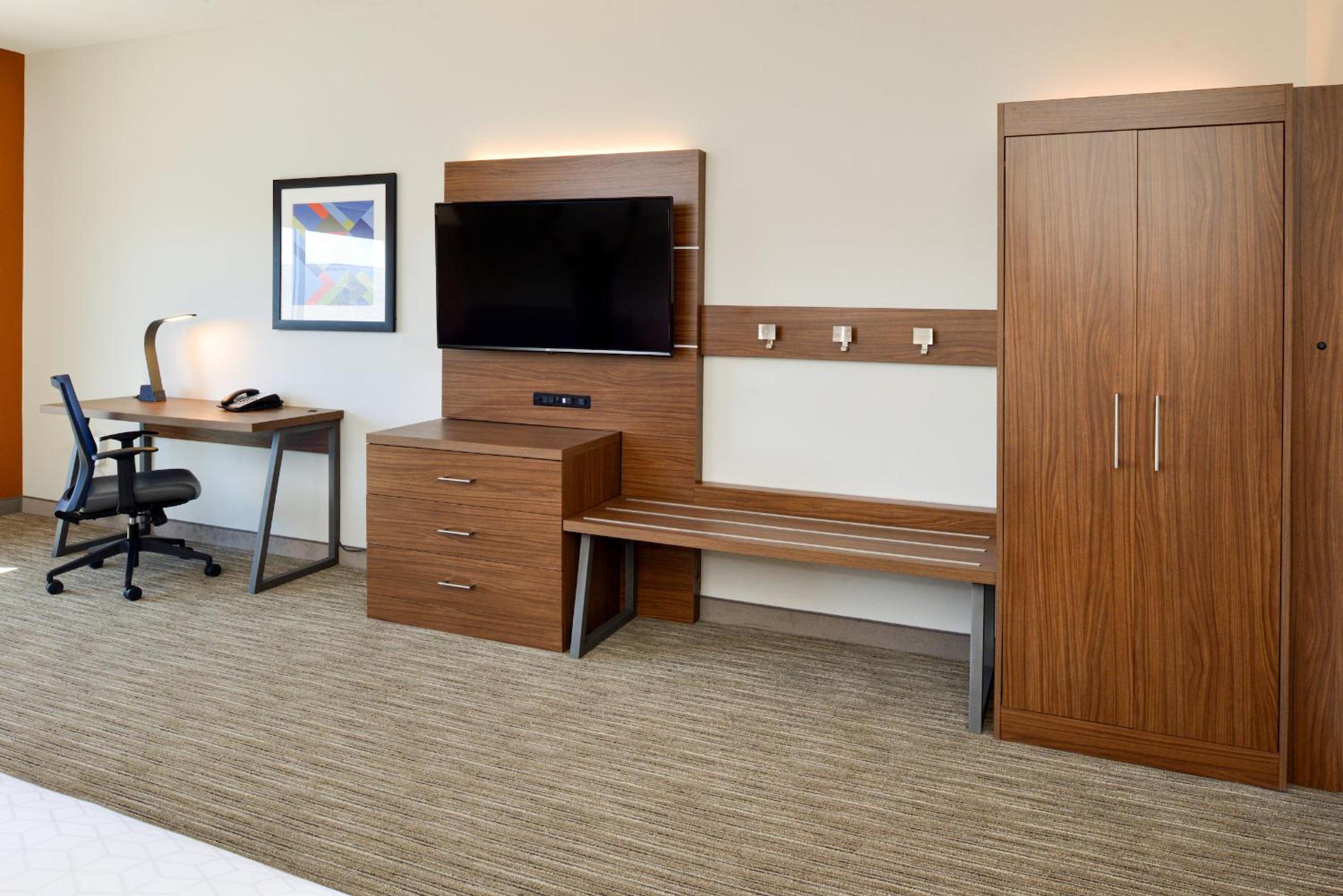 King suite with Bath Tub - hearing Accessible/Non-Smoking - Photo 4