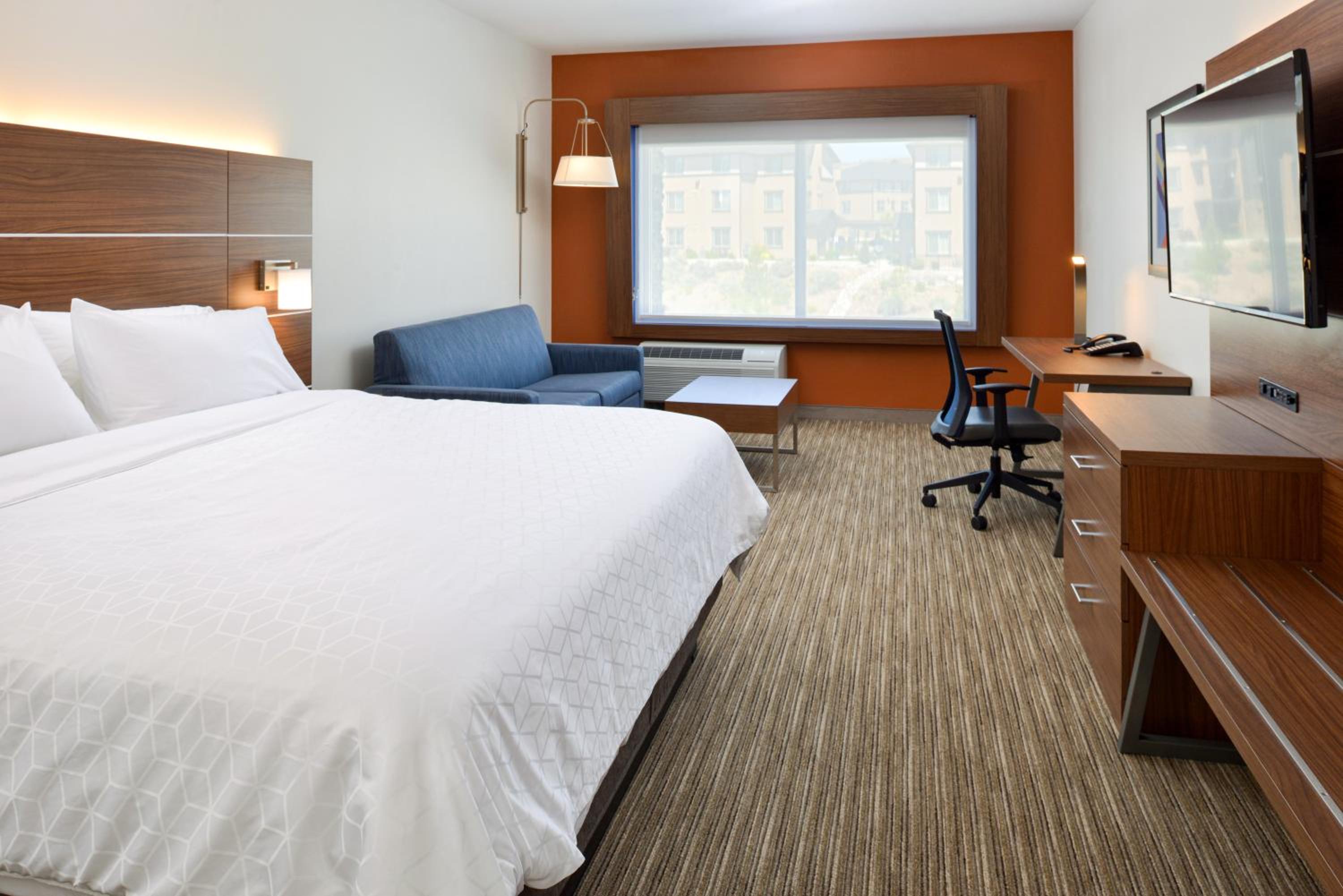King suite with Bath Tub - hearing Accessible/Non-Smoking - Photo 1