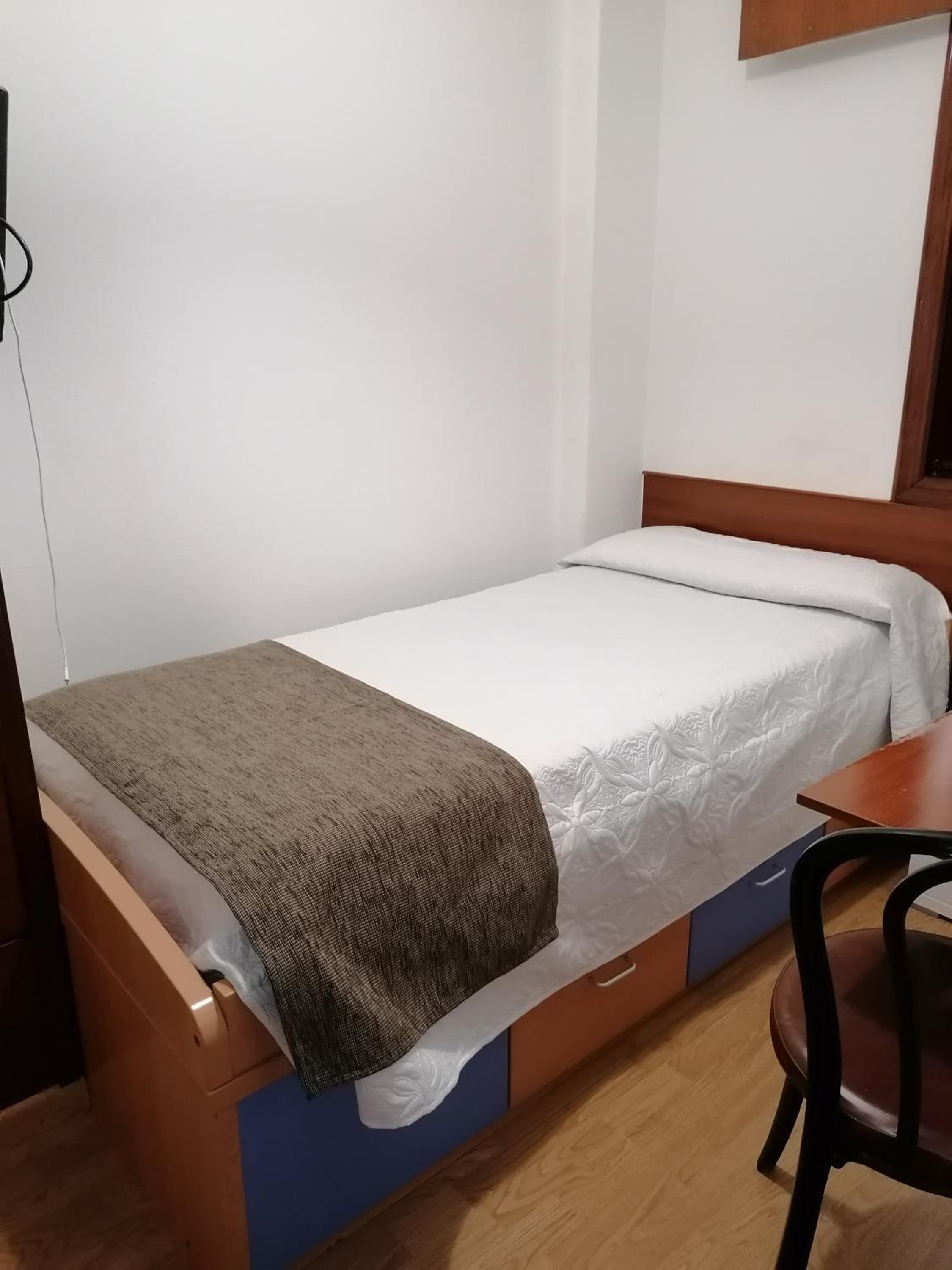Single Room with Bathroom photo 2