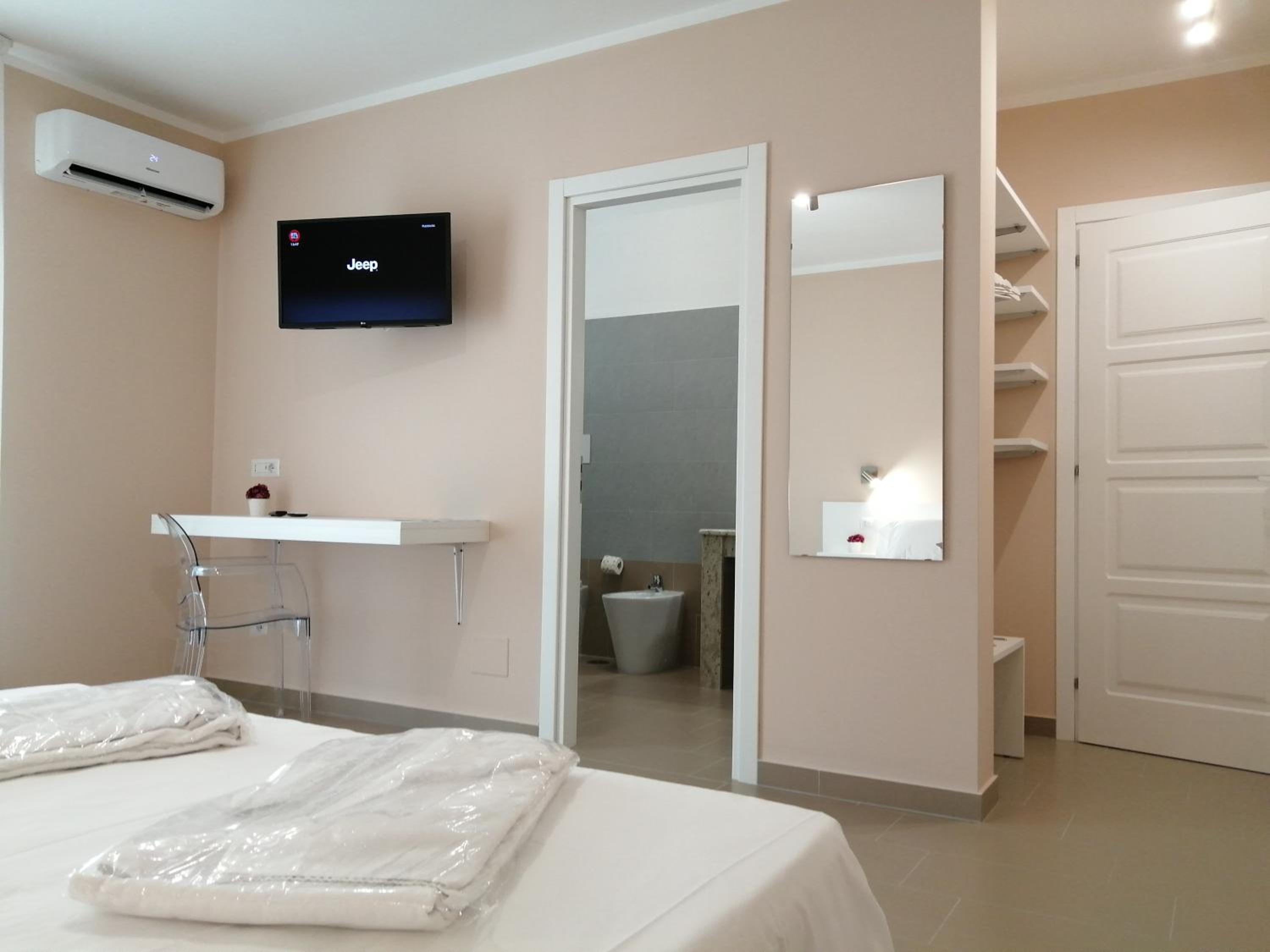 Deluxe Double Room - Photo 8