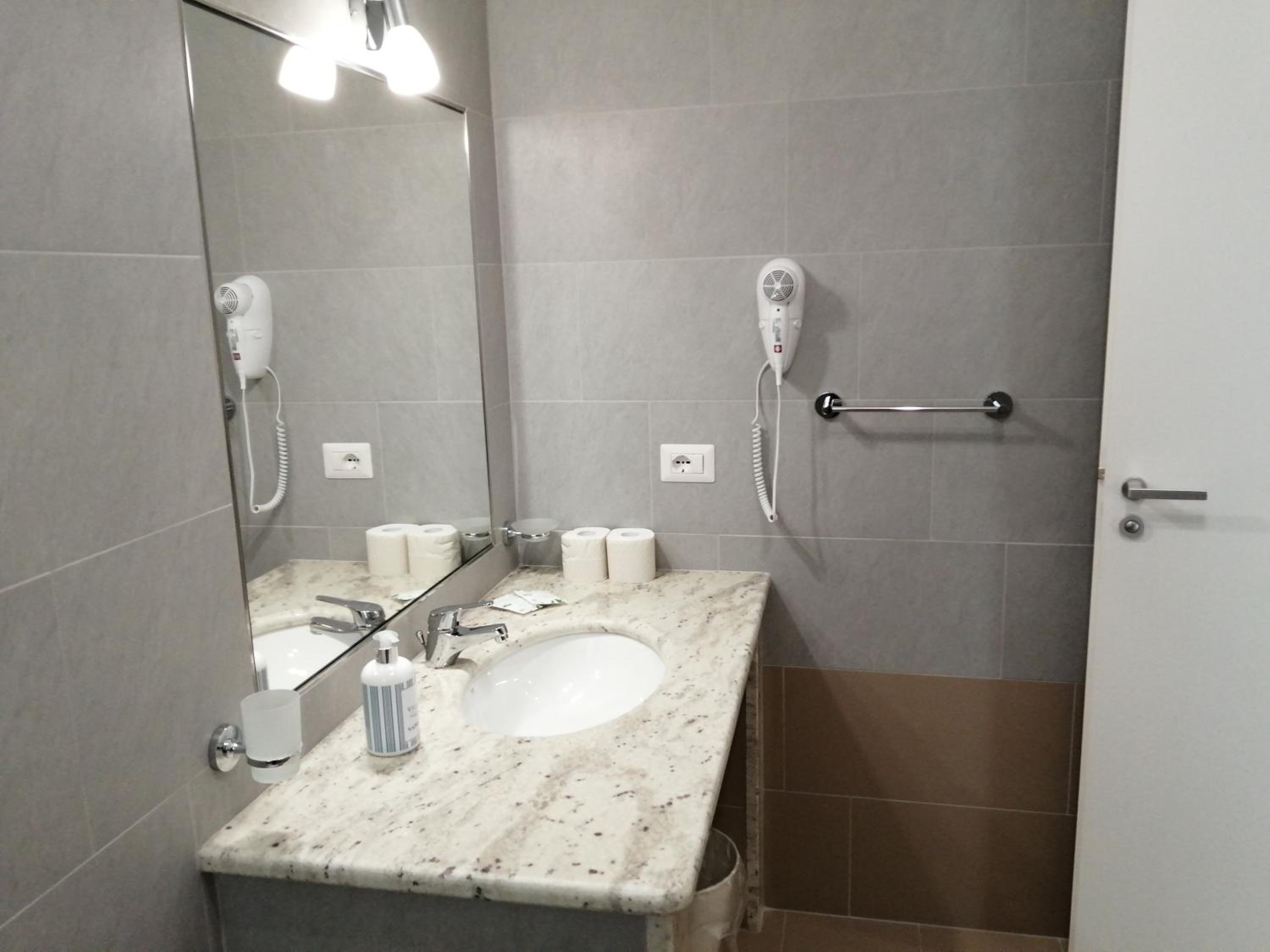 Deluxe Double Room - Photo 5