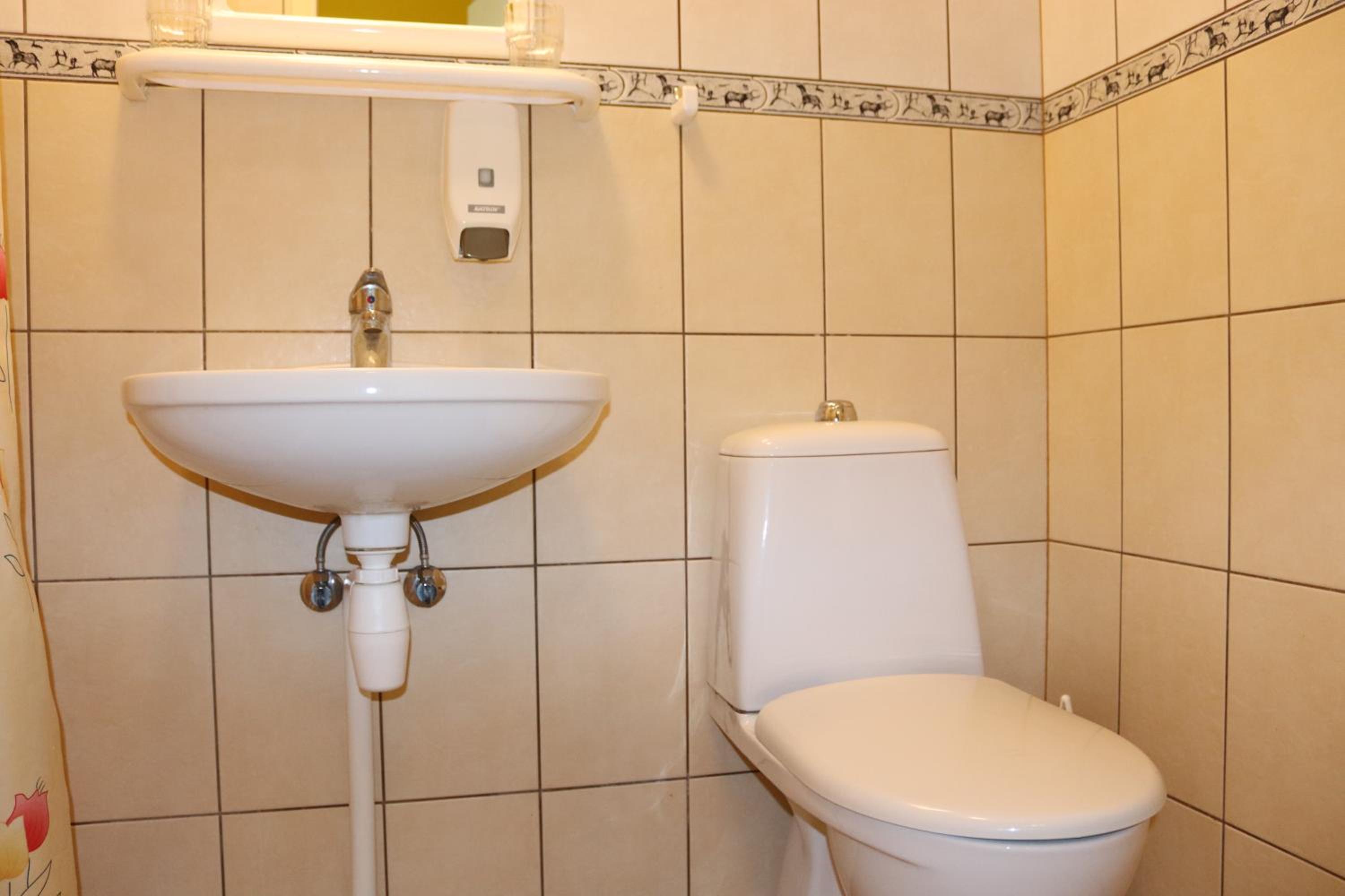 Double Room with extra bed with private bathroom - Photo 2