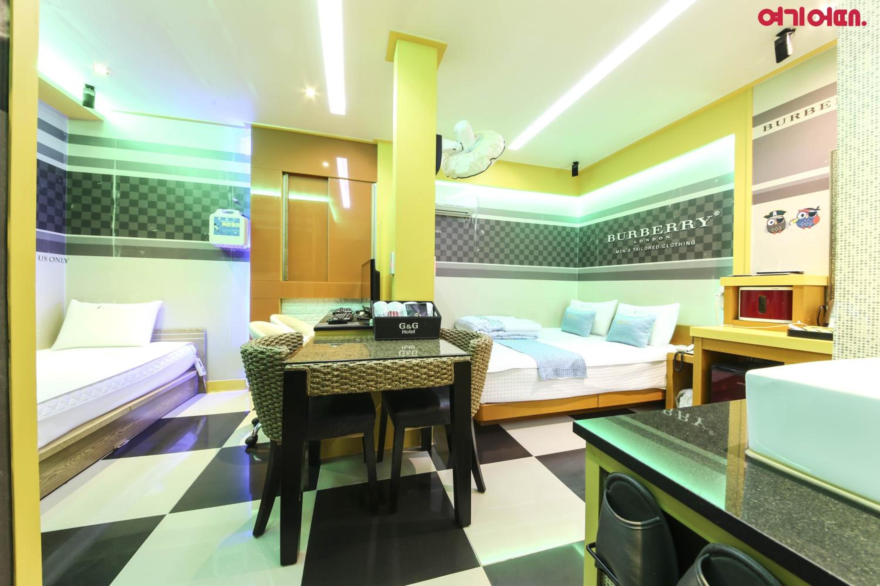 Twin Room - Photo 12