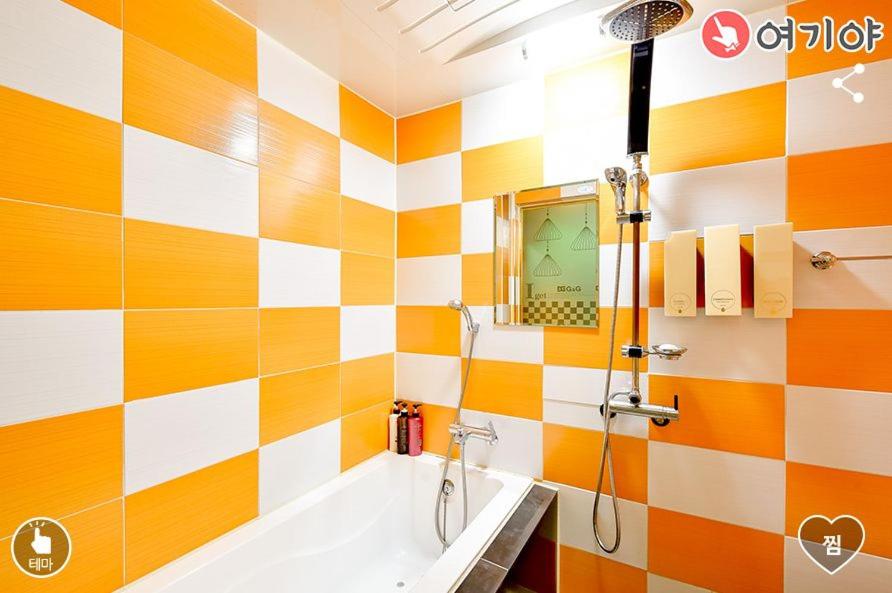 Double or Twin Room with Private Bathroom - Photo 8