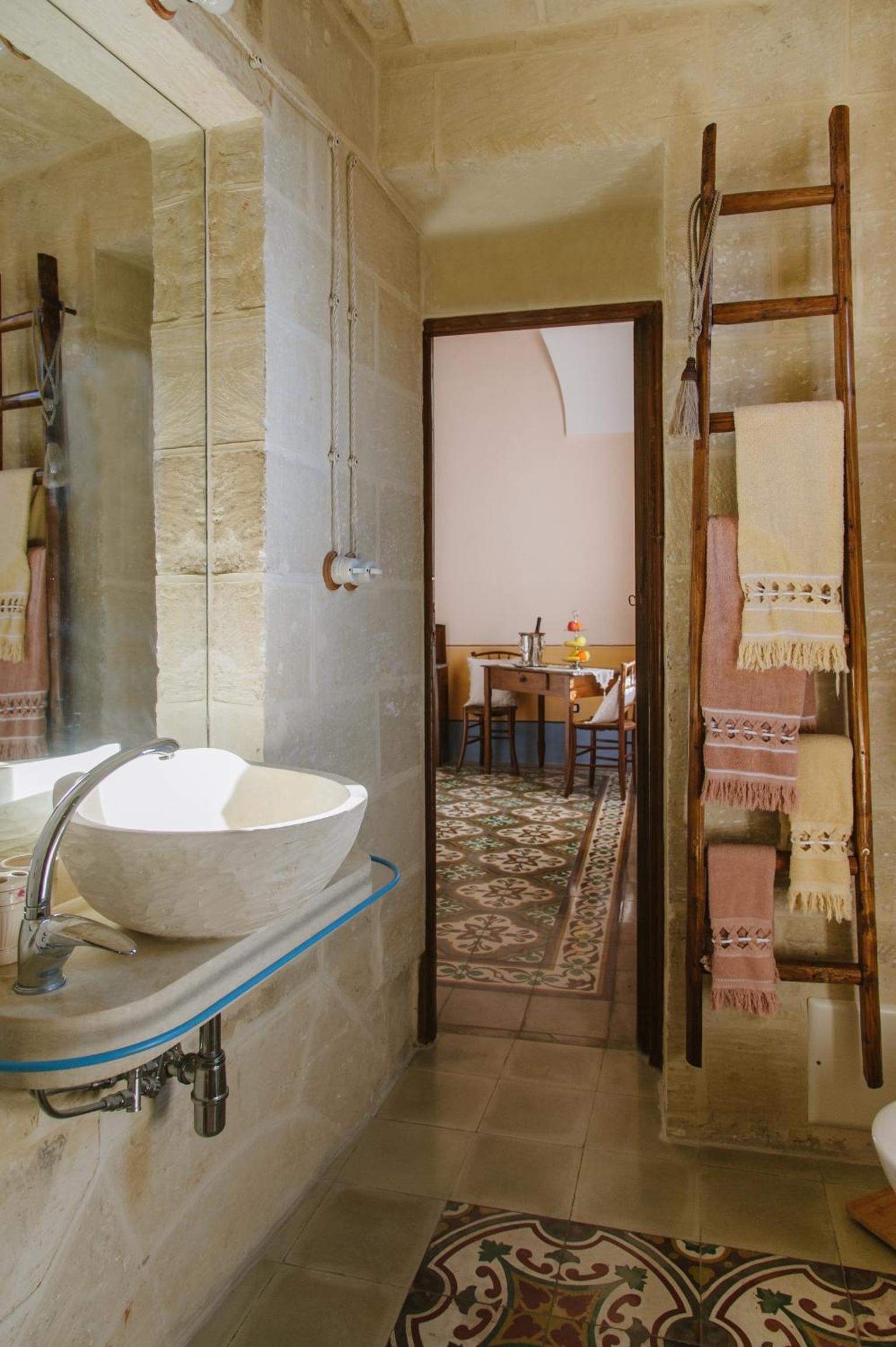 Suite with Terrace - Photo 30