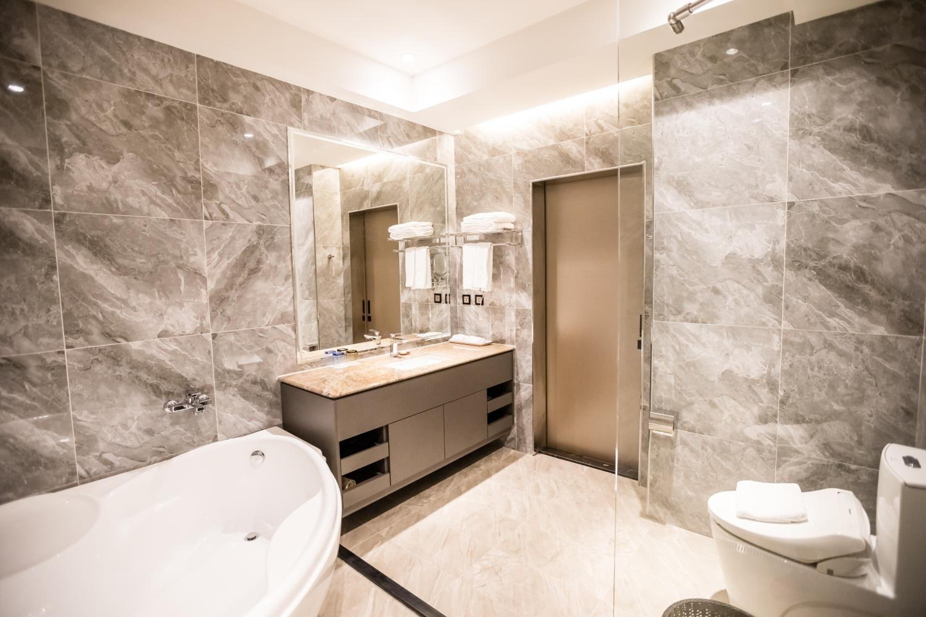 Deluxe Suite - Photo 19
