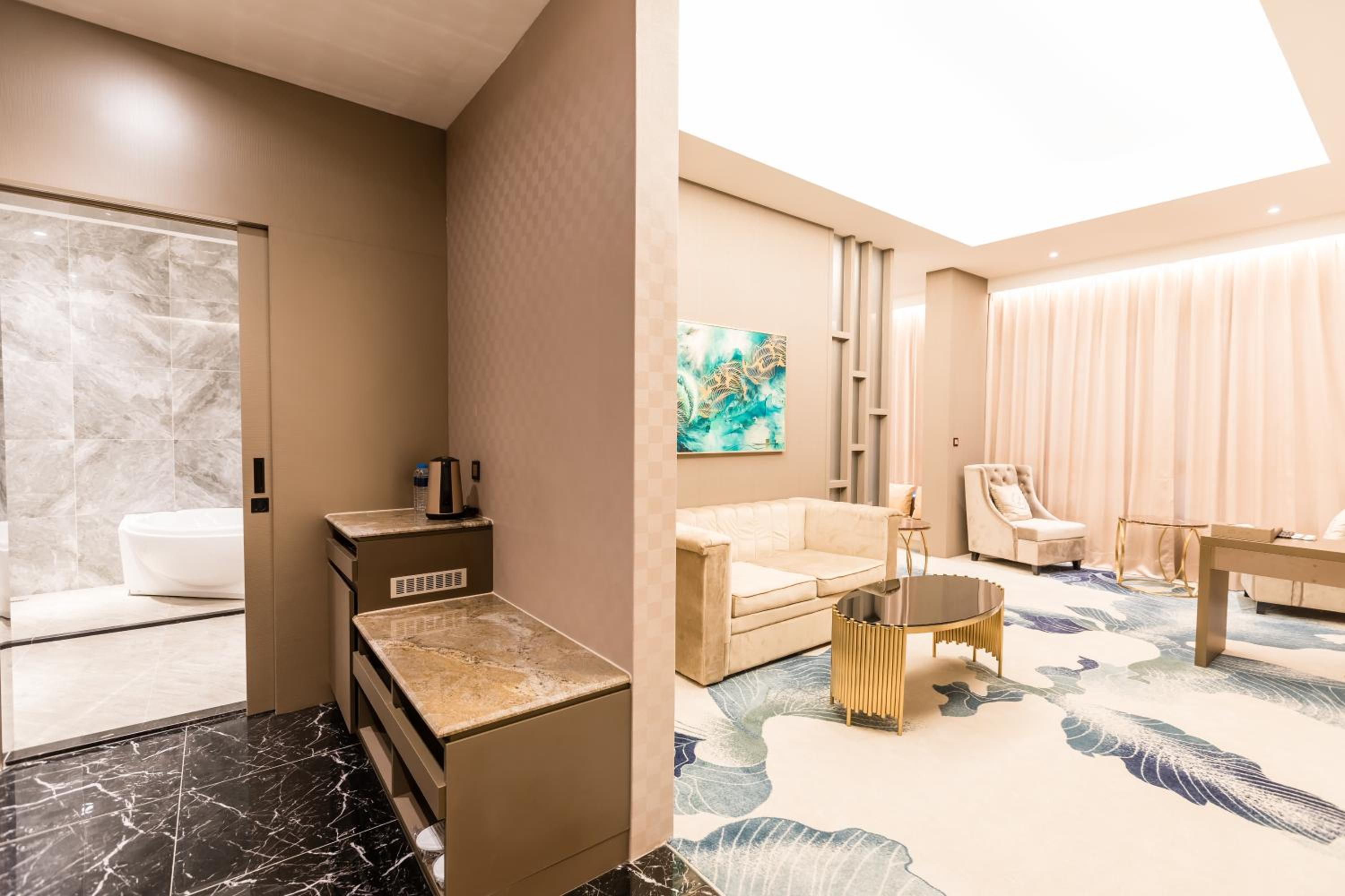 Deluxe Suite - Photo 12