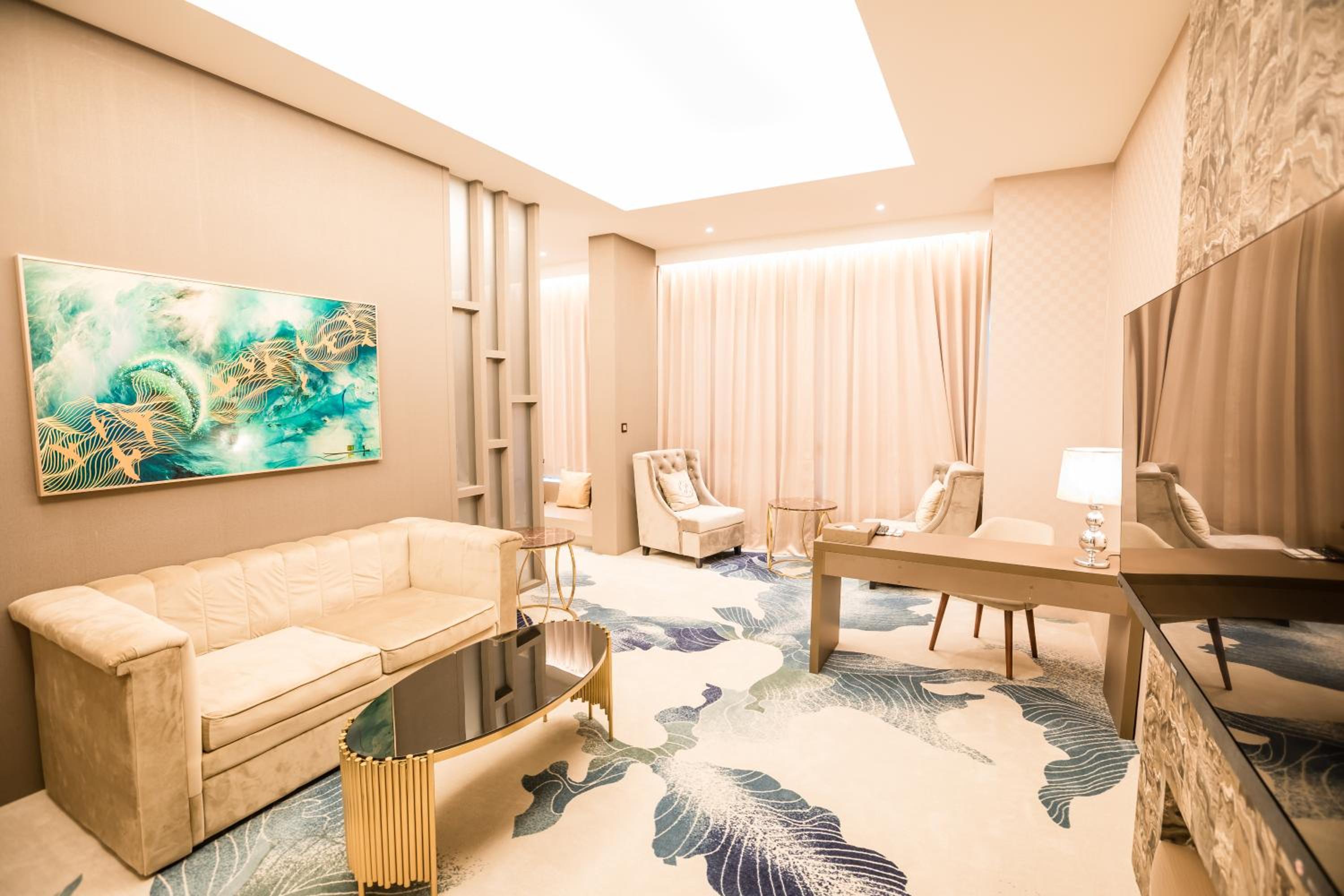 Deluxe Suite - Photo 13