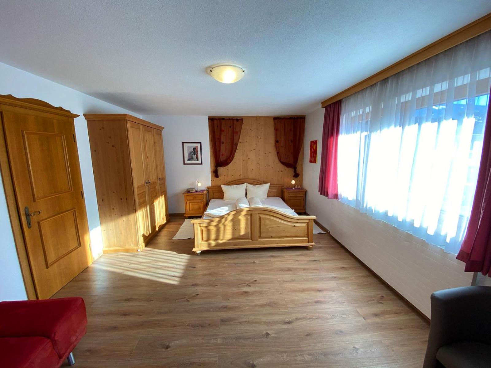 Three-Bedroom Apartment with Shower photo 1