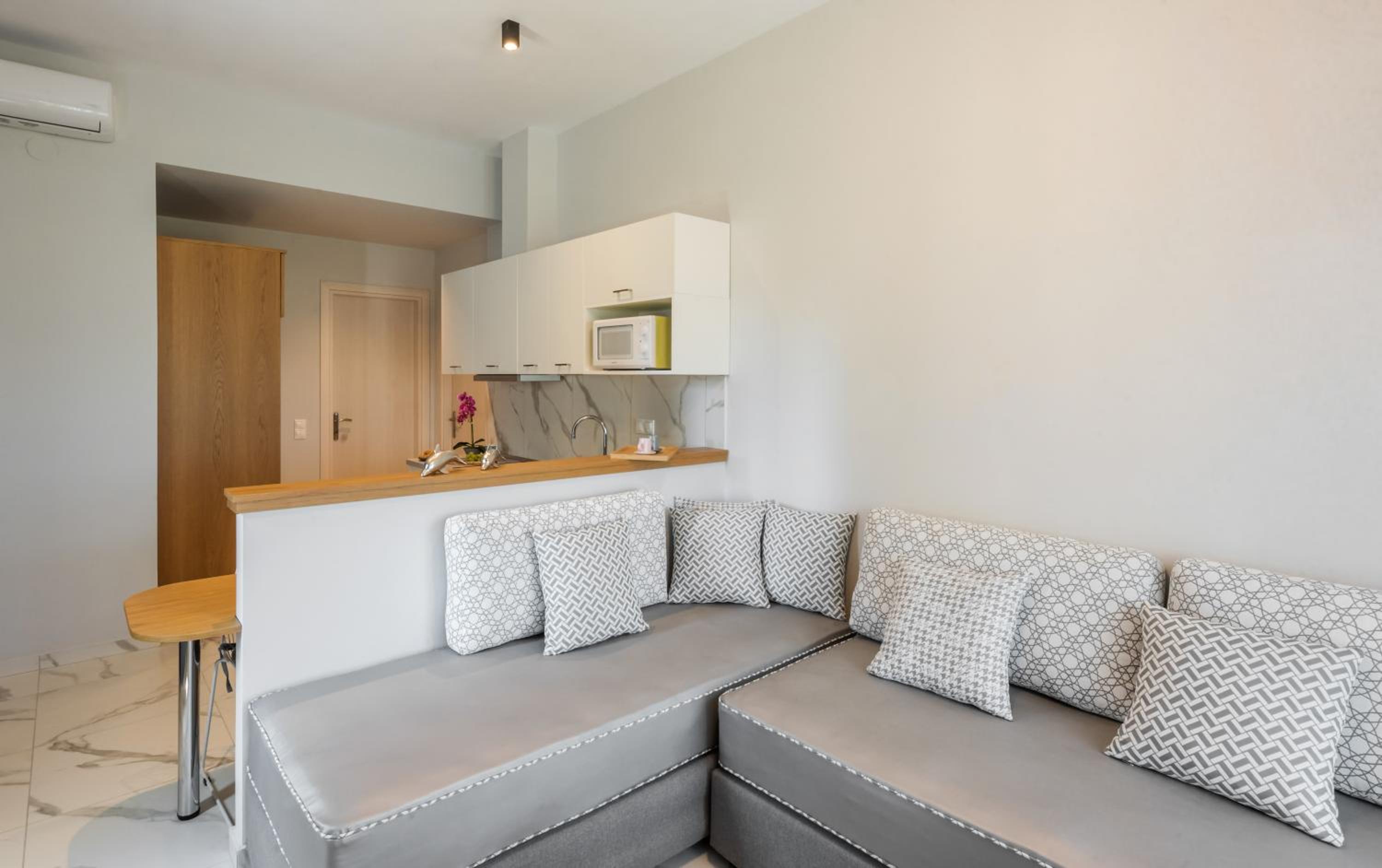 Quadruple Room with Sea View - Photo 10