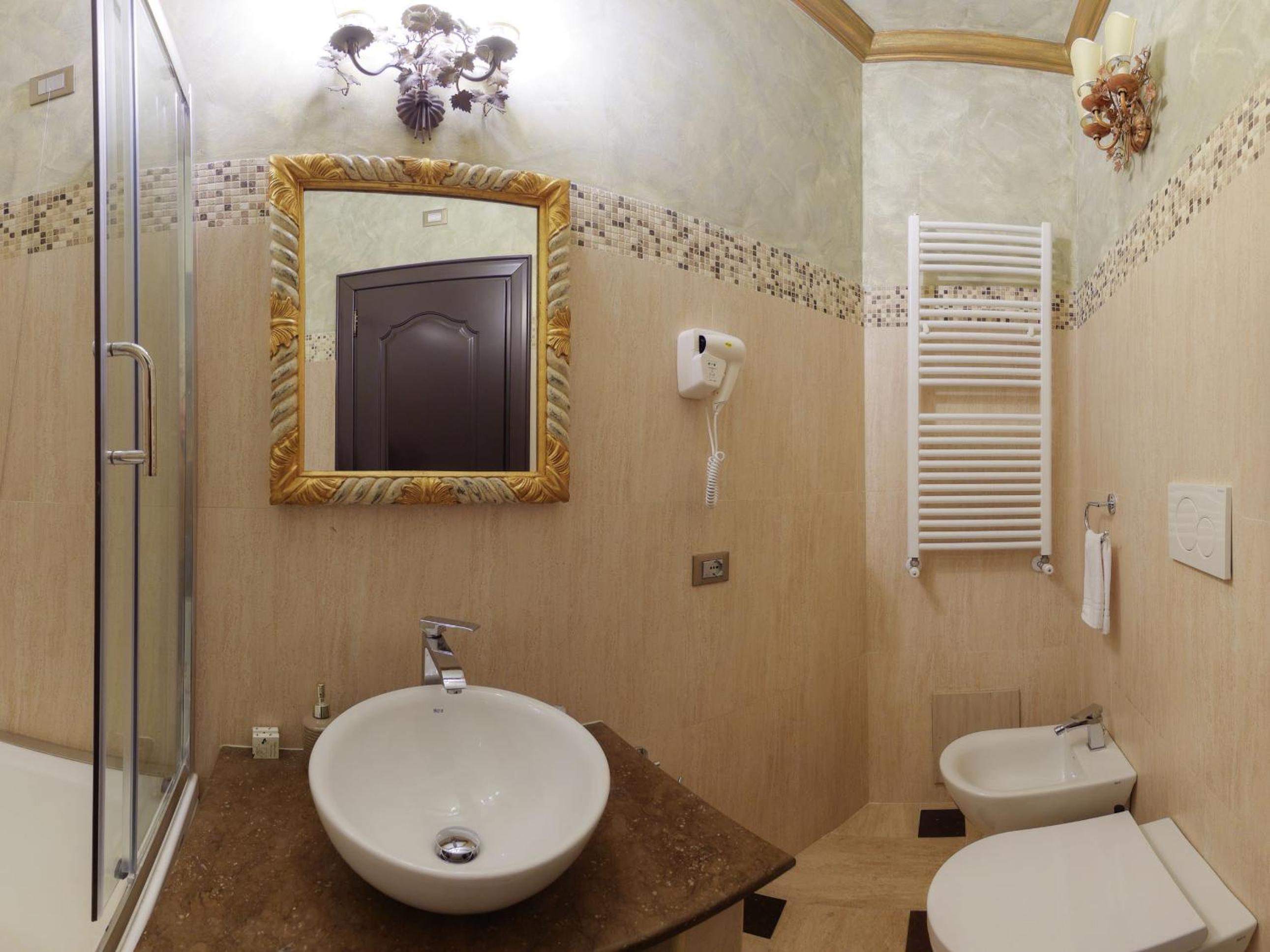 Small Double Room with Courtyard View photo 3