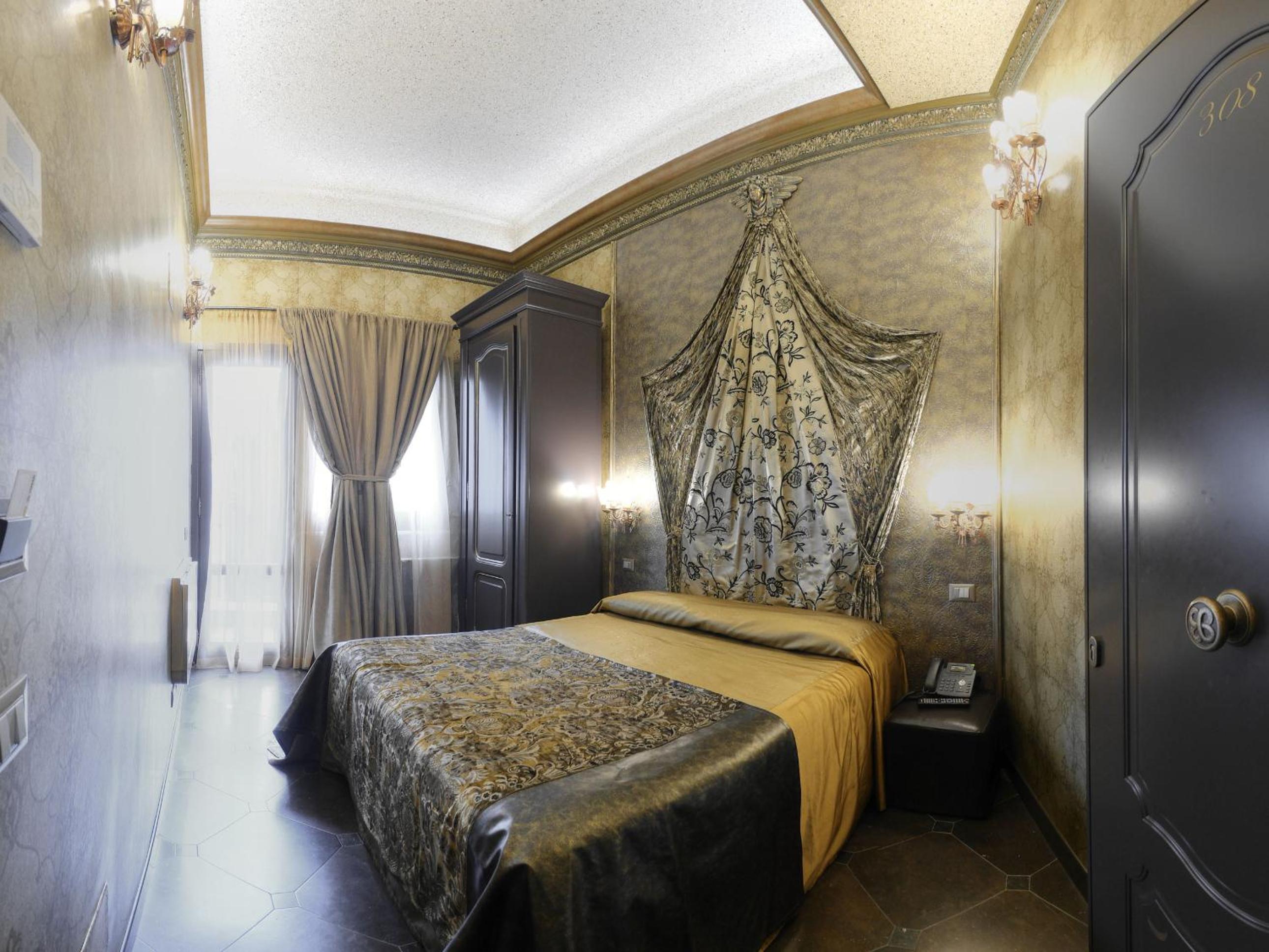 Small Double Room with Courtyard View photo 2