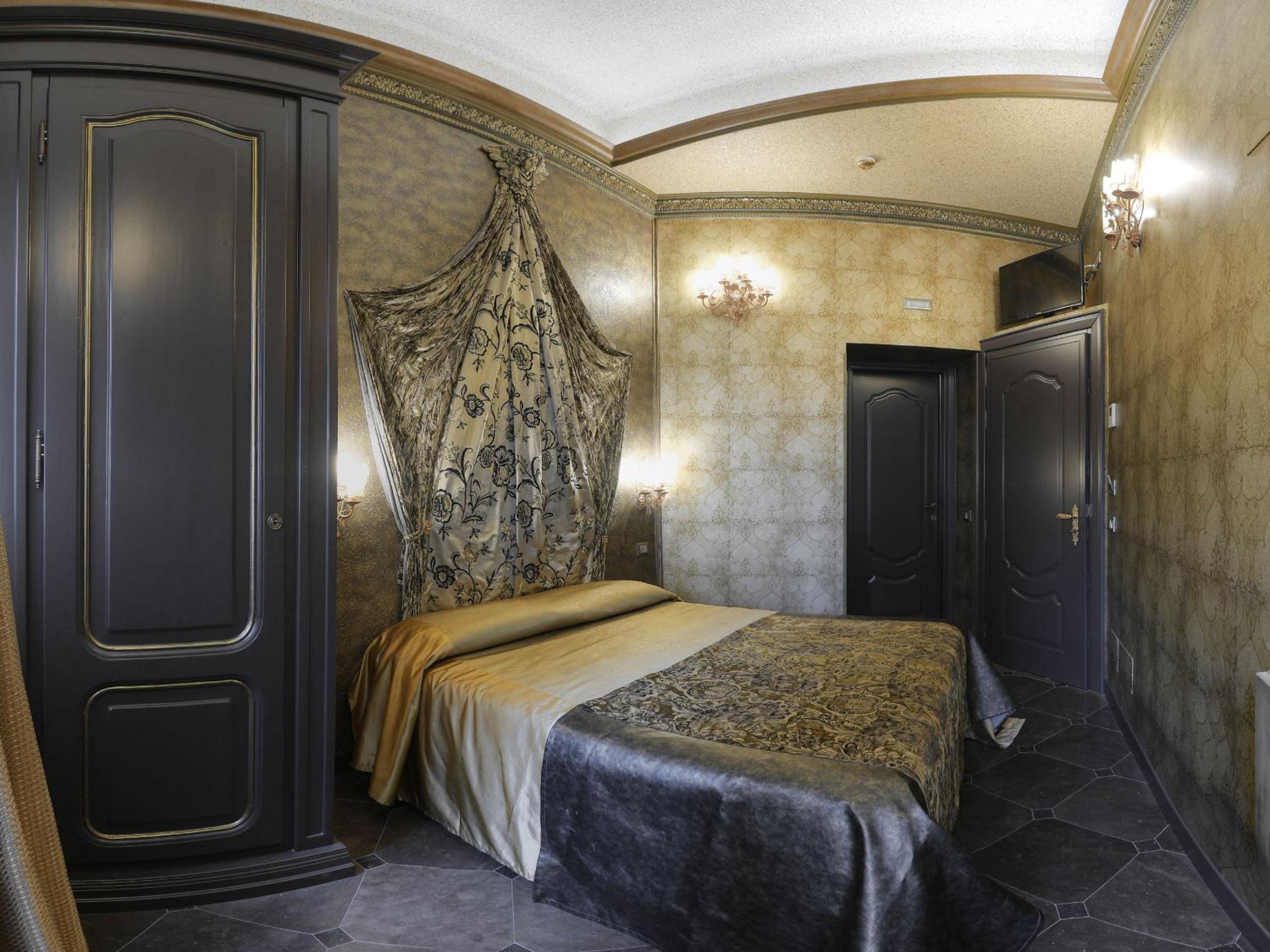 Small Double Room with Courtyard View photo 1