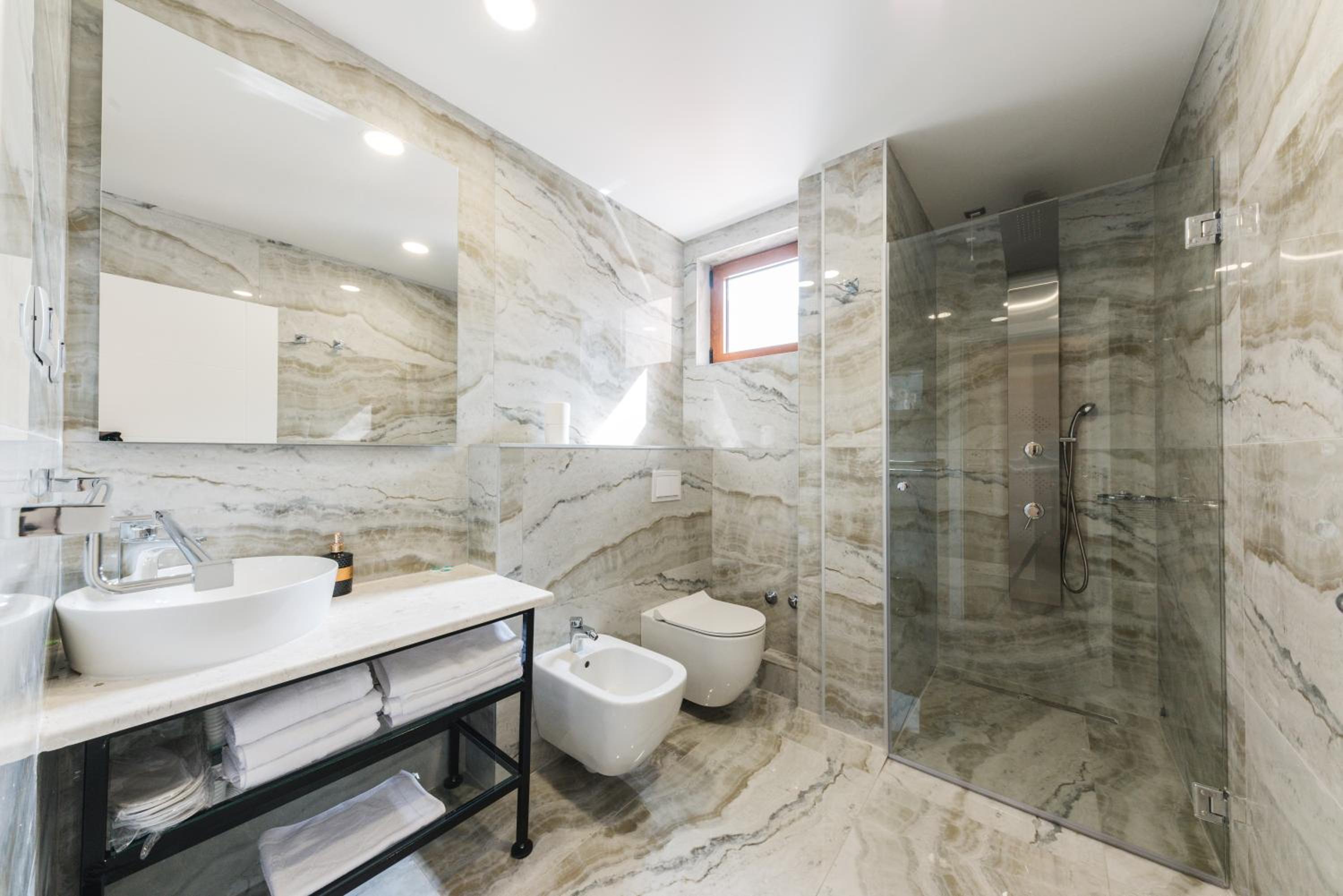 Superior Suite with Sea View - Photo 10