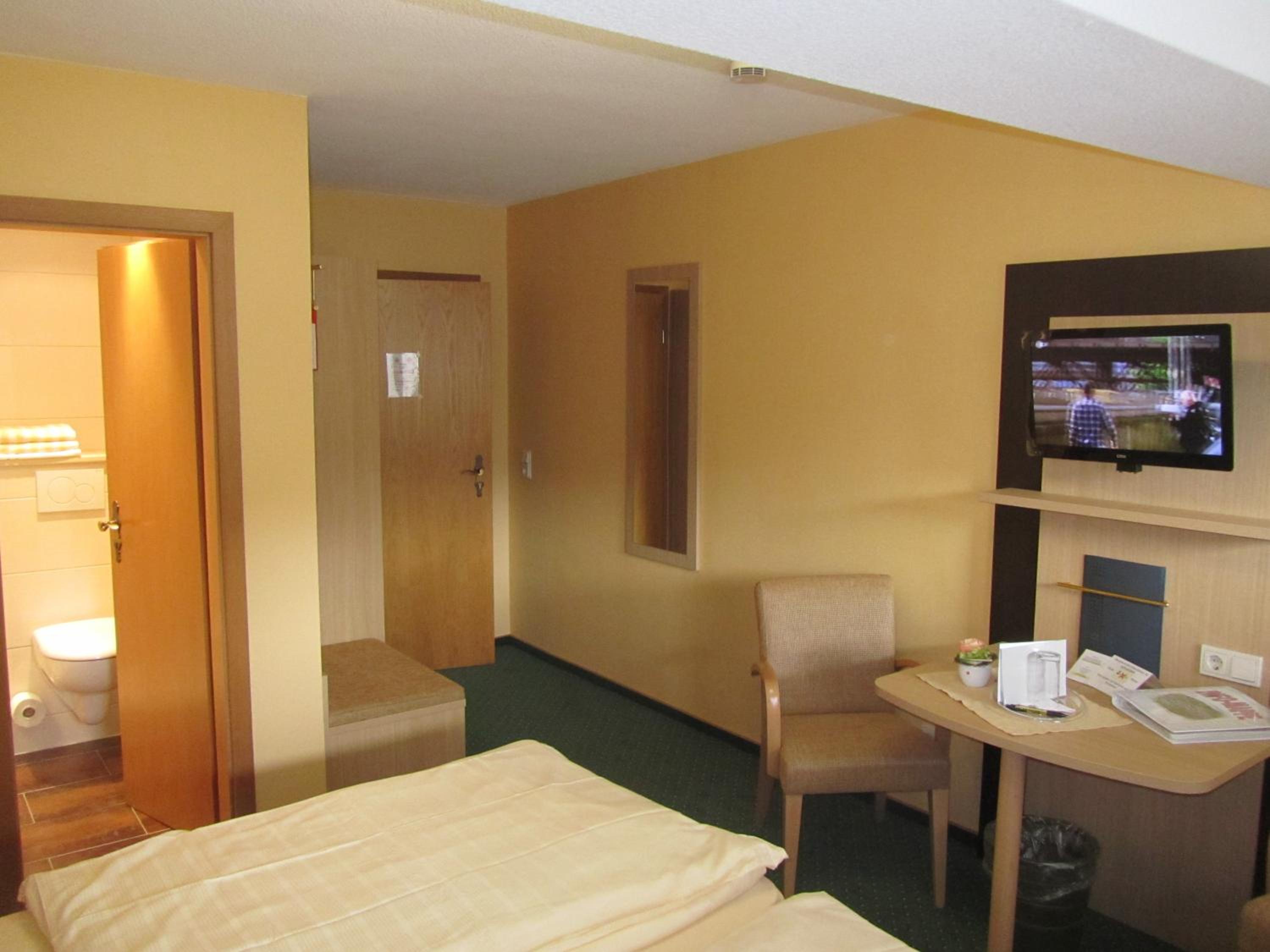 Double Room with Balcony - Photo 3