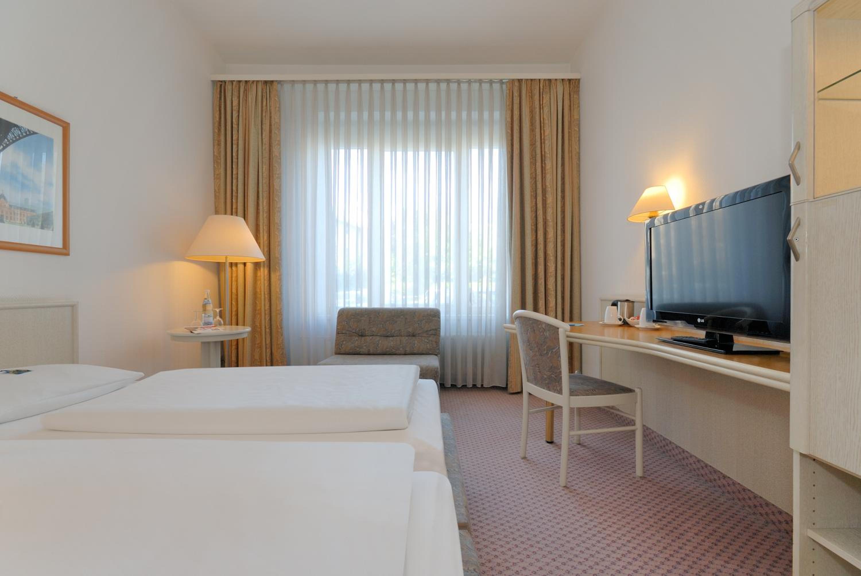 Standard Twin Room - Photo 4