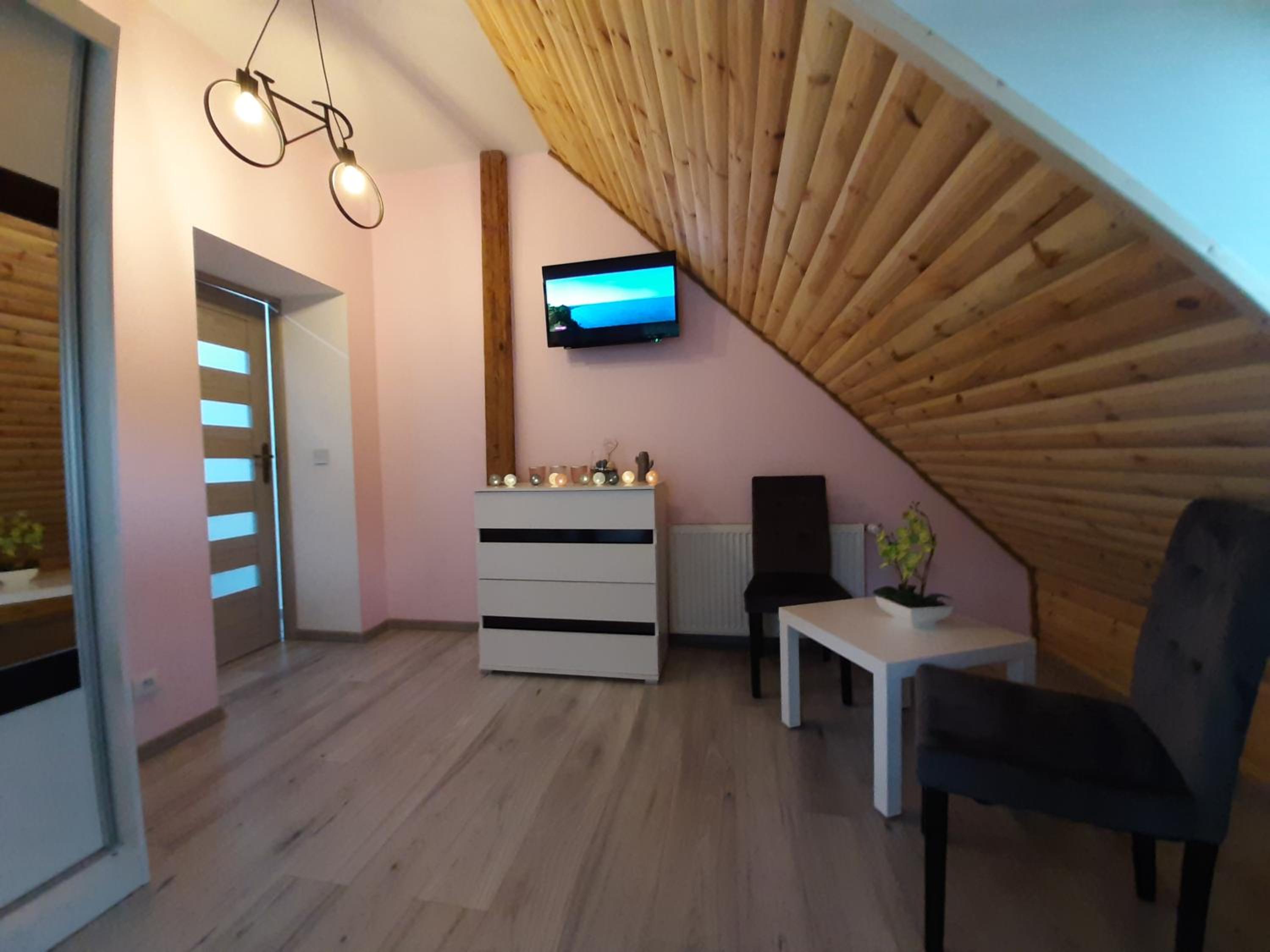 One-Bedroom Apartment - Photo 2