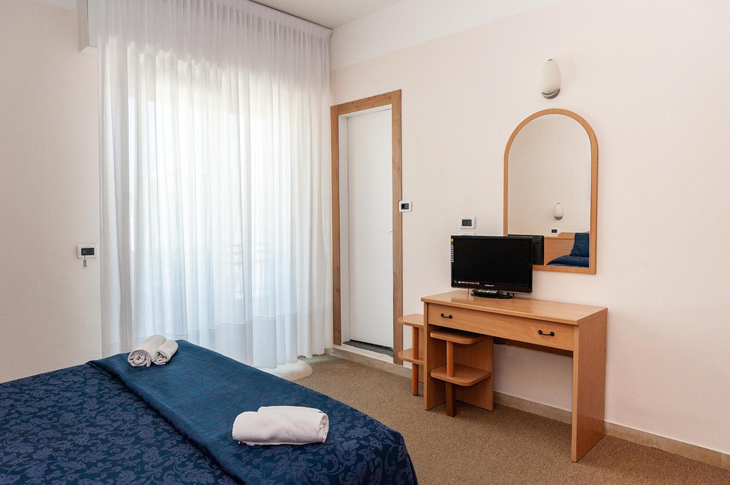 Double Room with Balcony - Photo 3