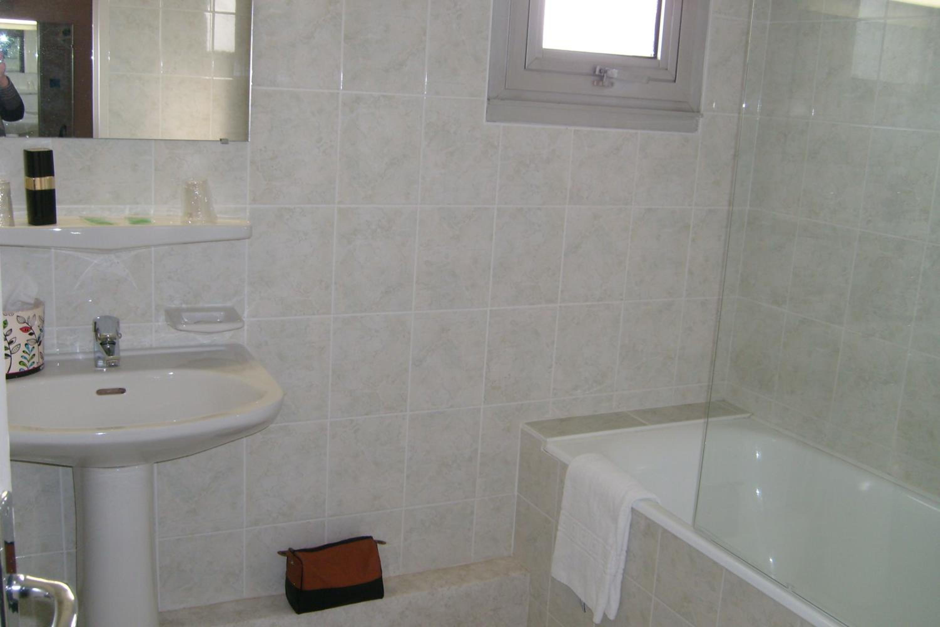 Twin Room With Bath photo 3