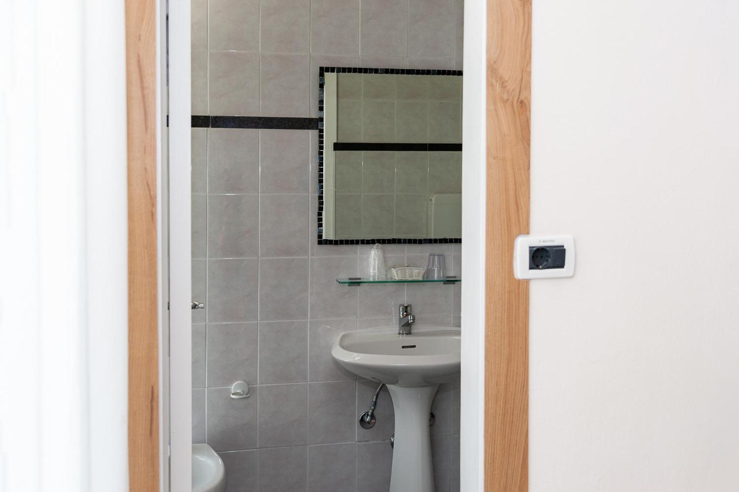 Double Room with Balcony - Photo 5