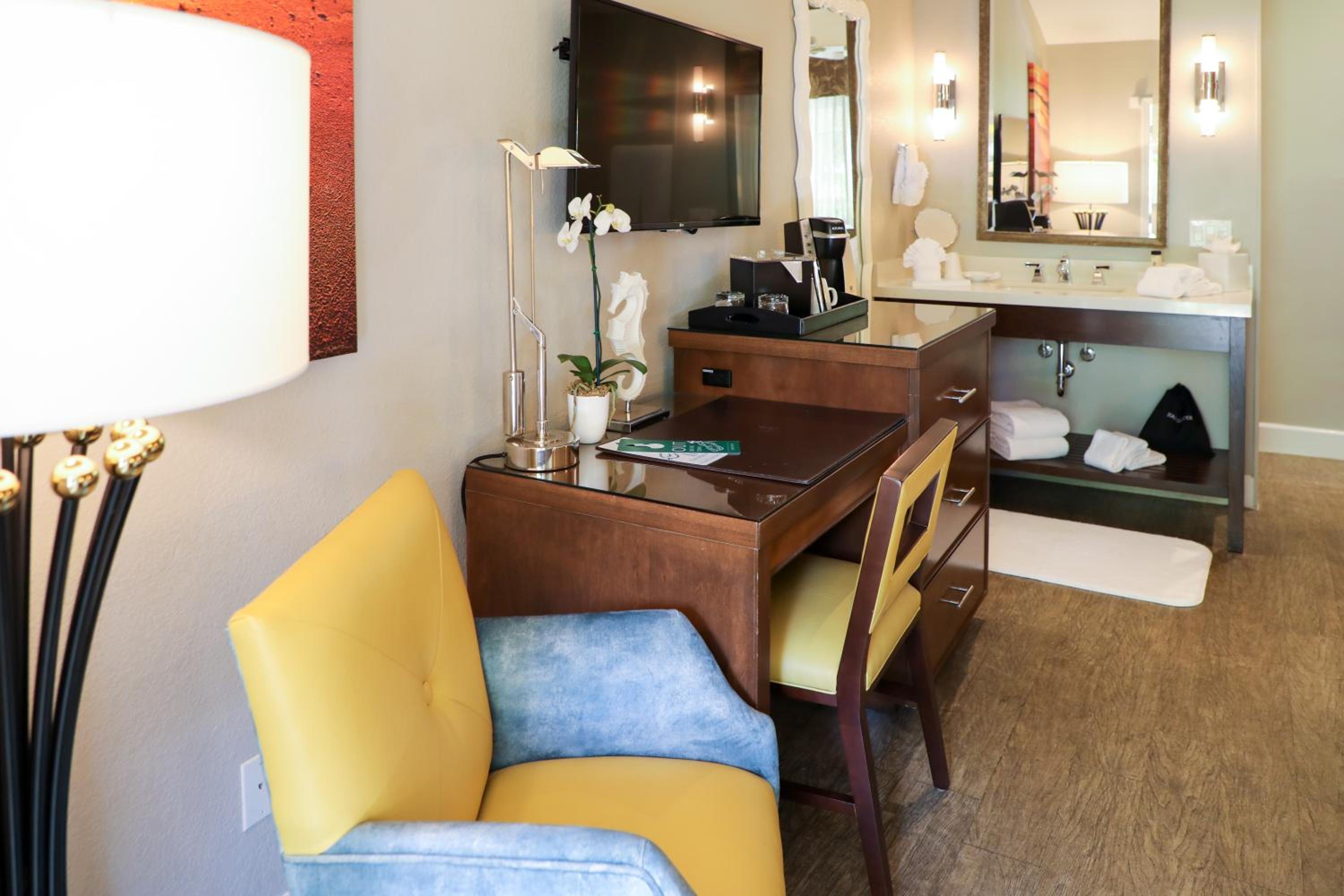 Deluxe King Room - Photo 2