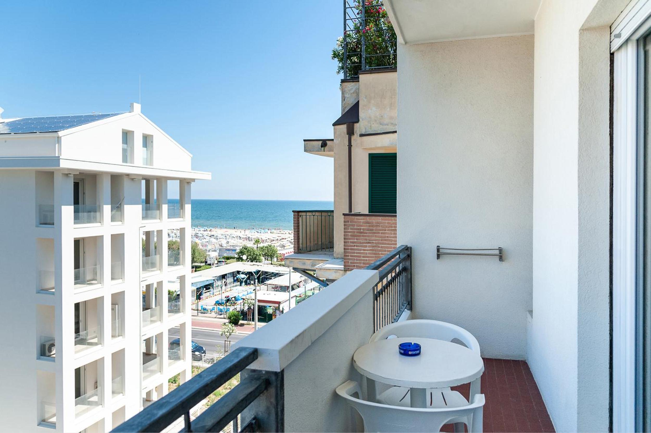 Double Room with Balcony - Photo 2