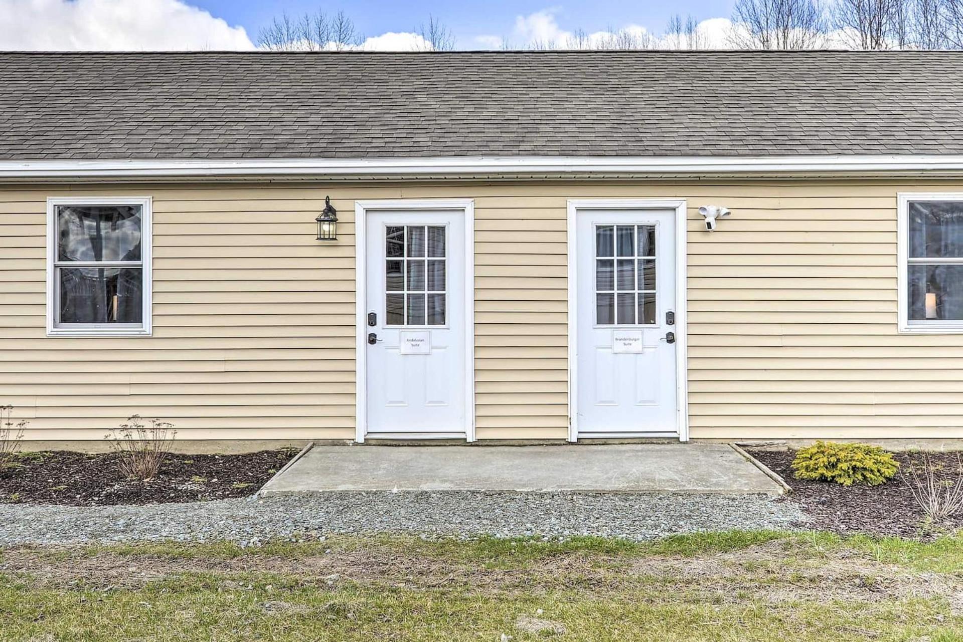 Eight-Bedroom House photo 2