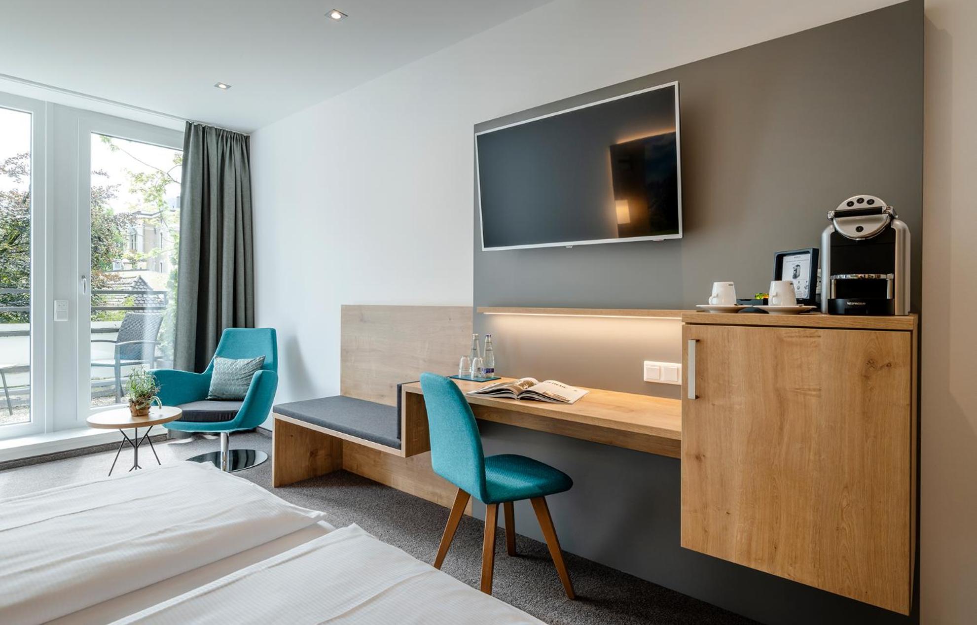 Junior Suite Deluxe with Balcony - Photo 4