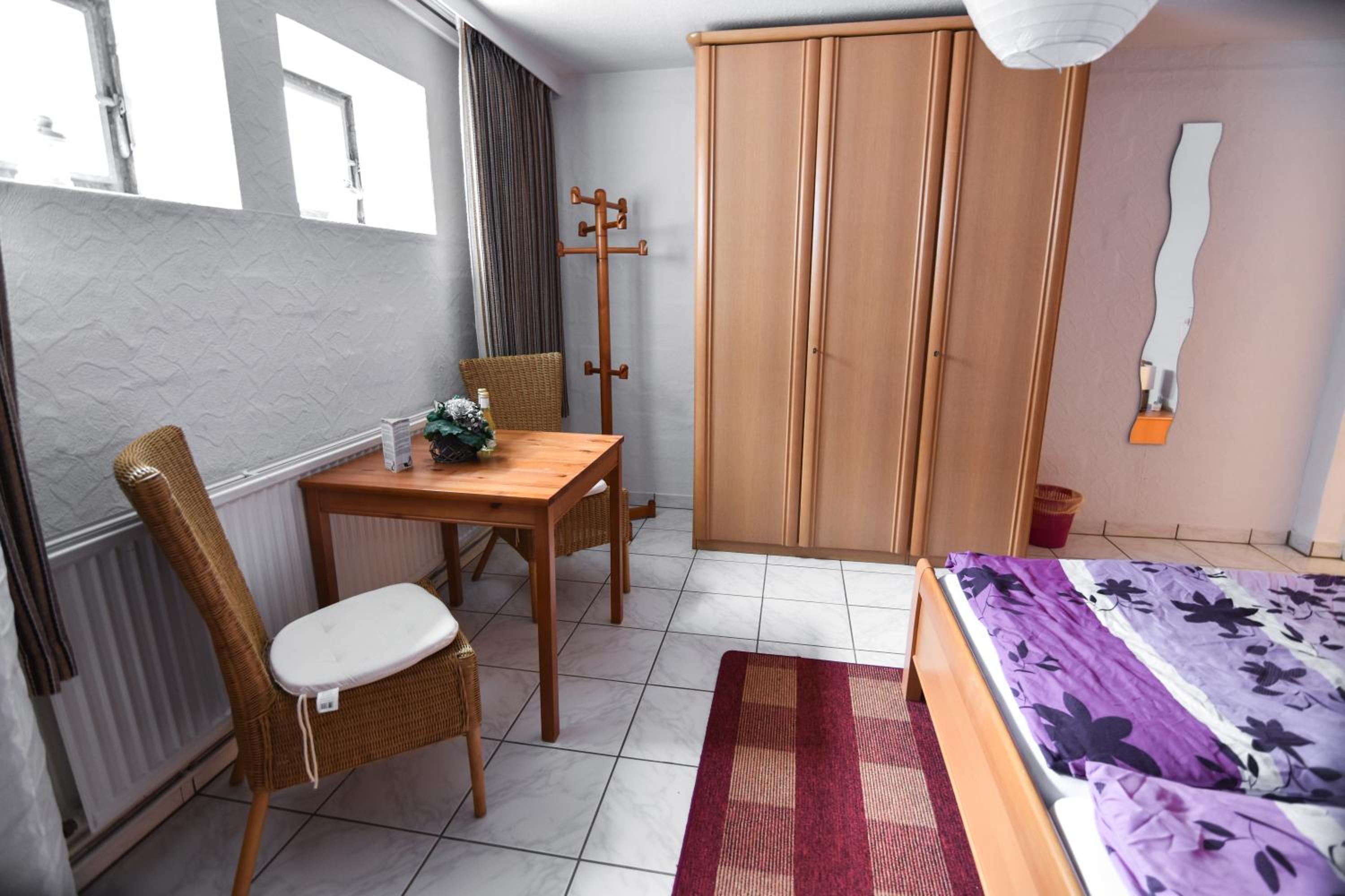Double Room with Shared Bathroom - Photo 1