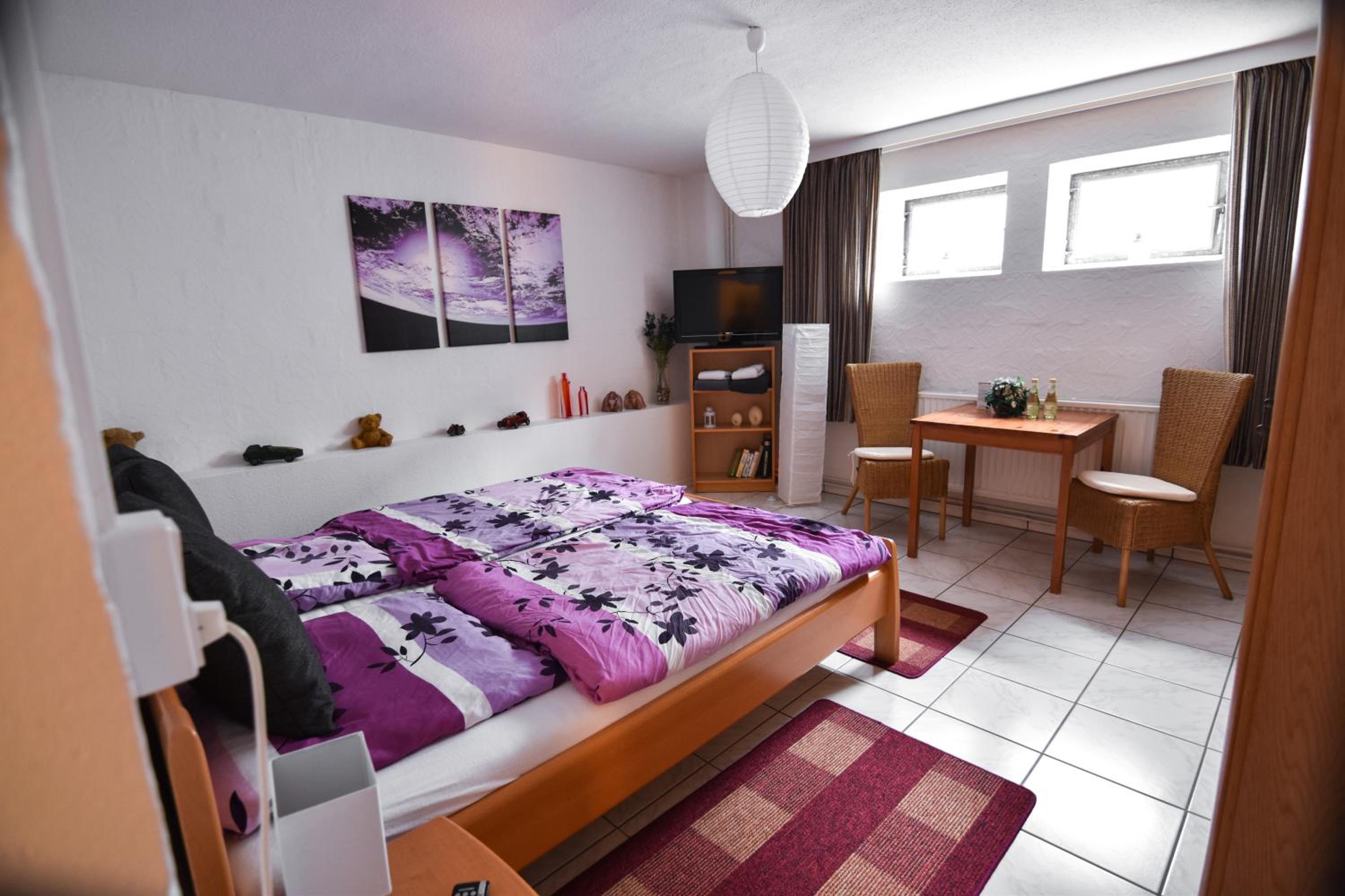 Double Room with Shared Bathroom - Photo 2