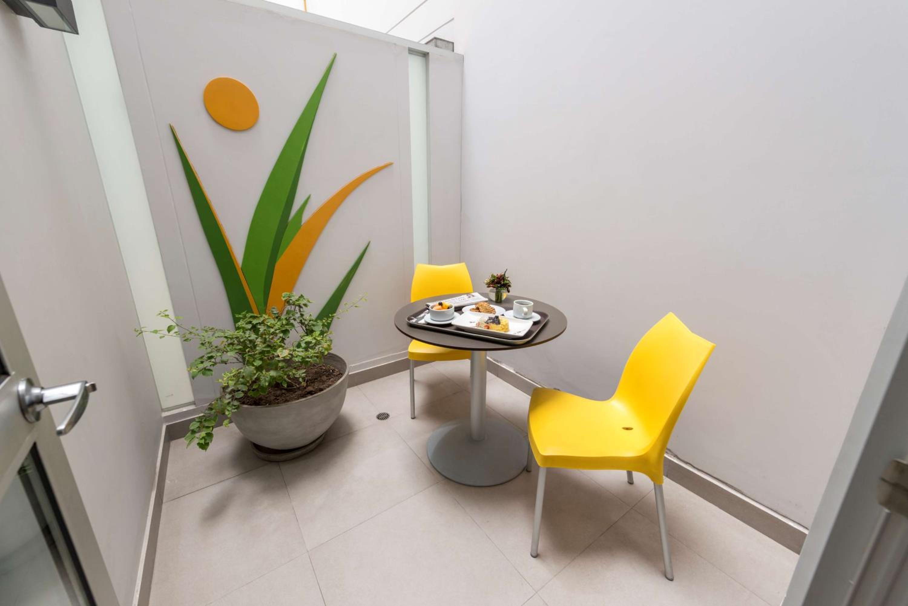 King Room - Non-Smoking/Pet-Friendly photo 2