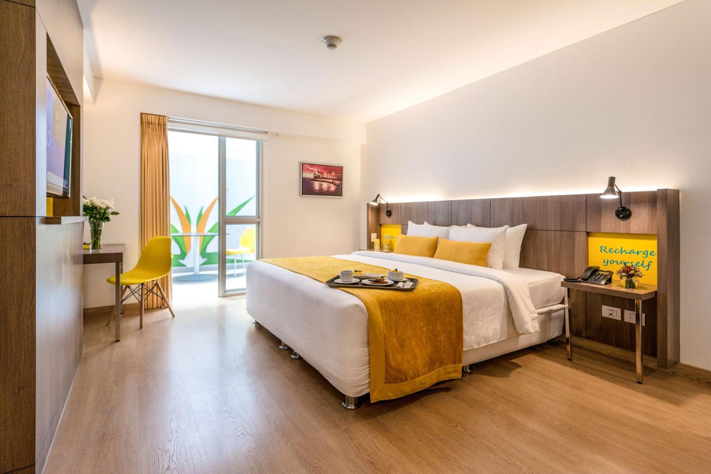 King Room - Non-Smoking/Pet-Friendly photo 1