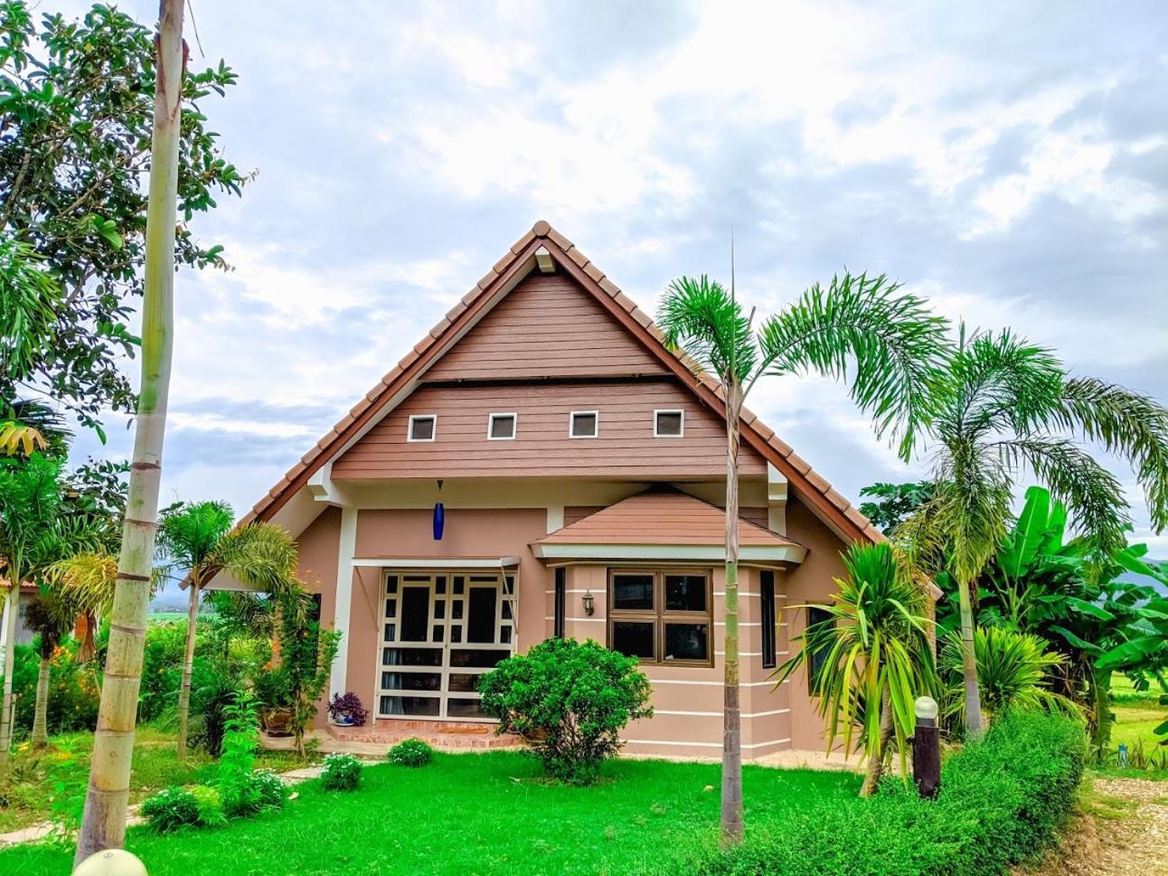 Three-Bedroom House - Photo 2