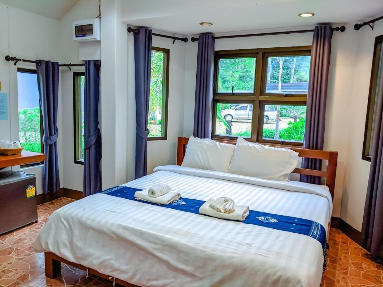 Three-Bedroom House - Photo 4