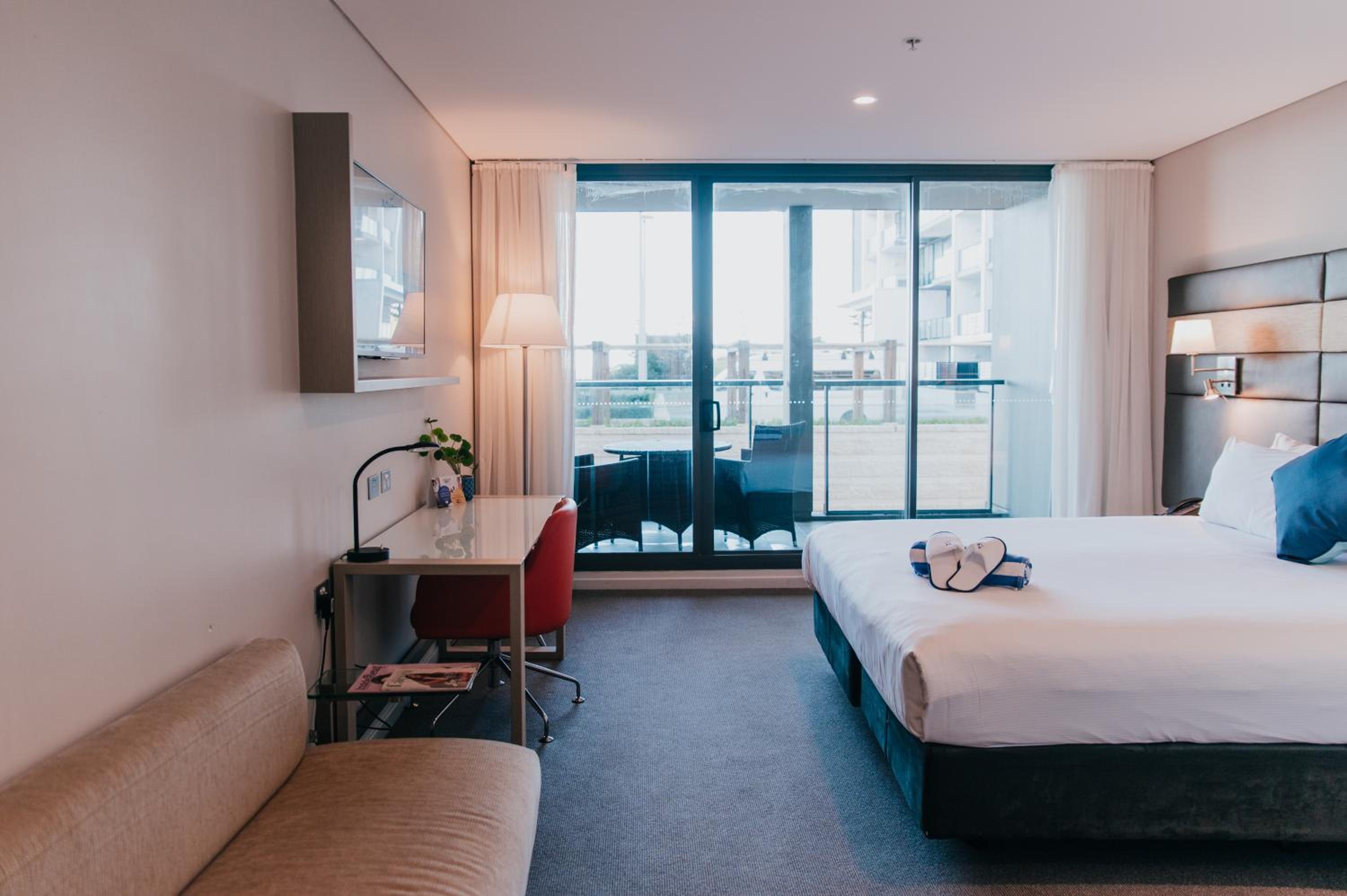 Superior King Room with Balcony - Photo 3