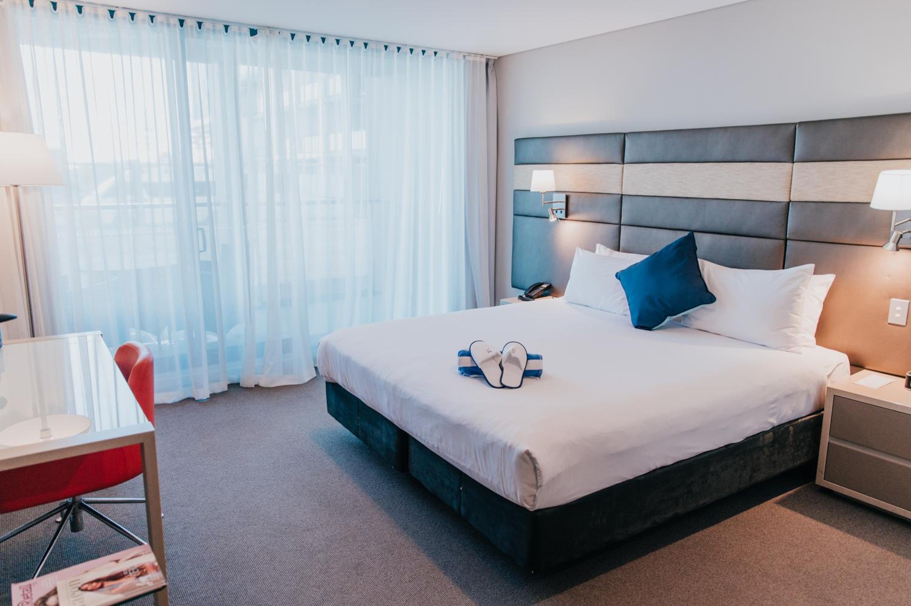 Superior King Room with Balcony - Photo 6