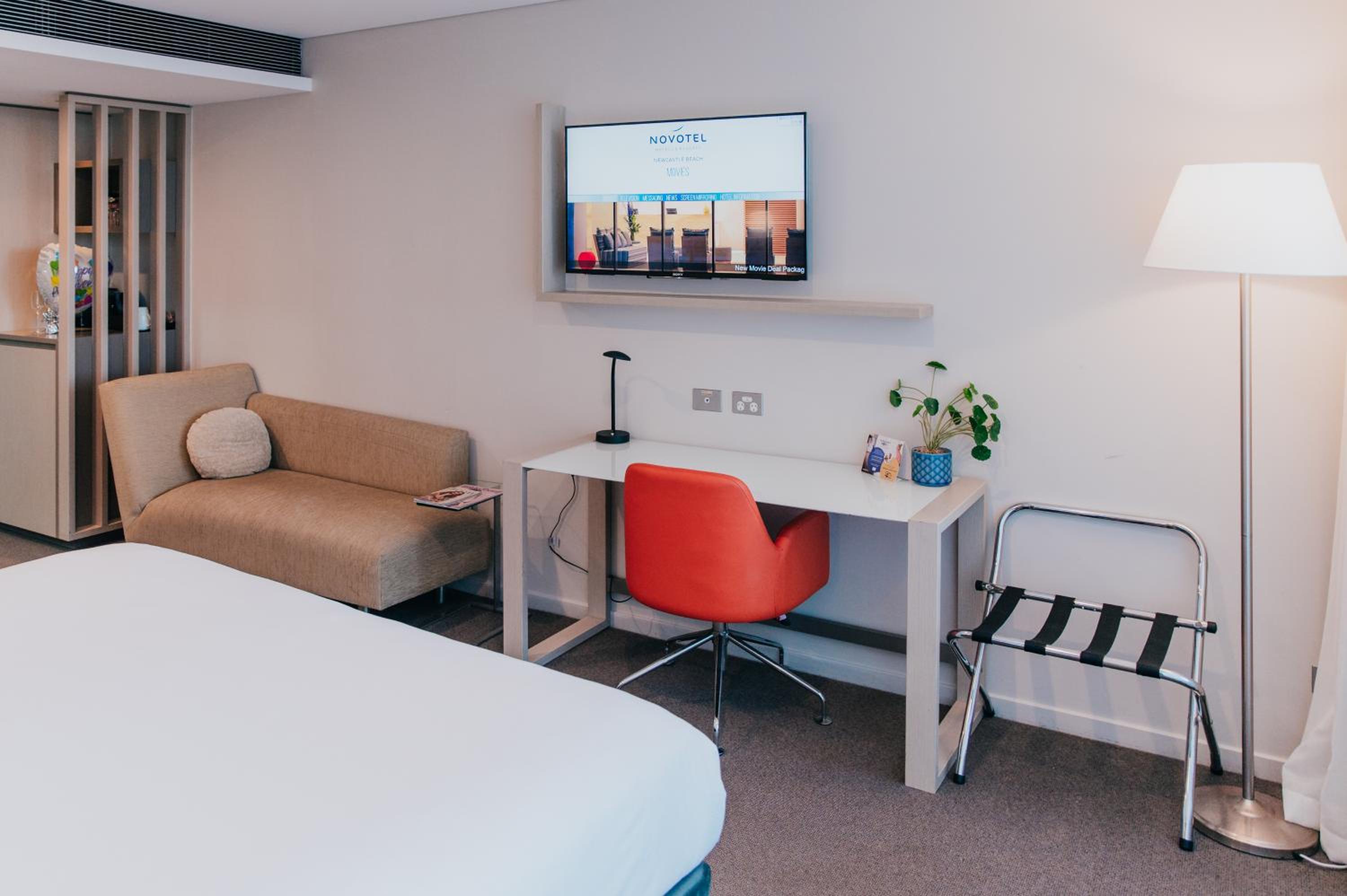 Superior King Room with Balcony - Photo 2