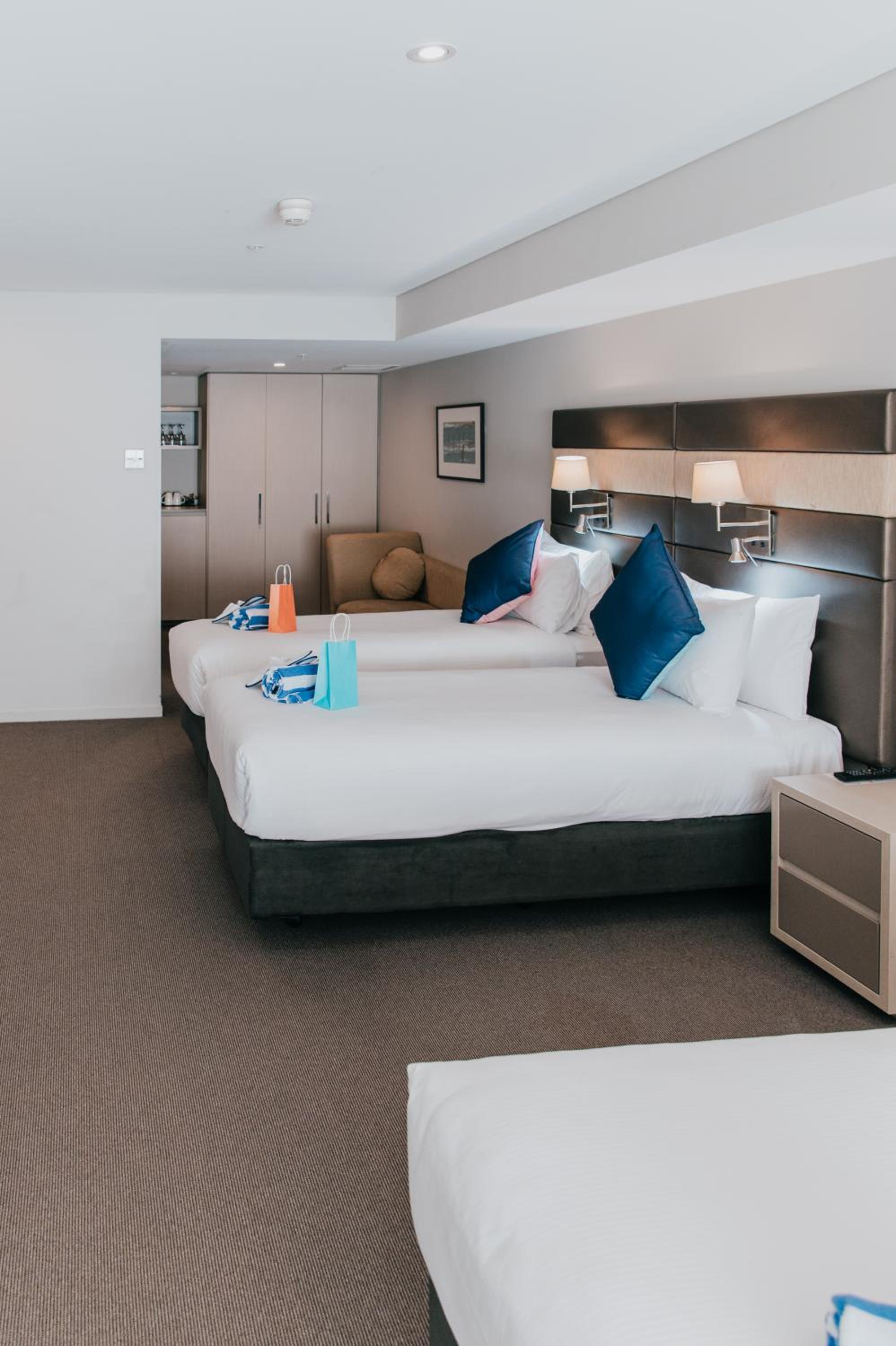Superior Family Room with One Queen Bed, Two Single Beds and Bath - Photo 19