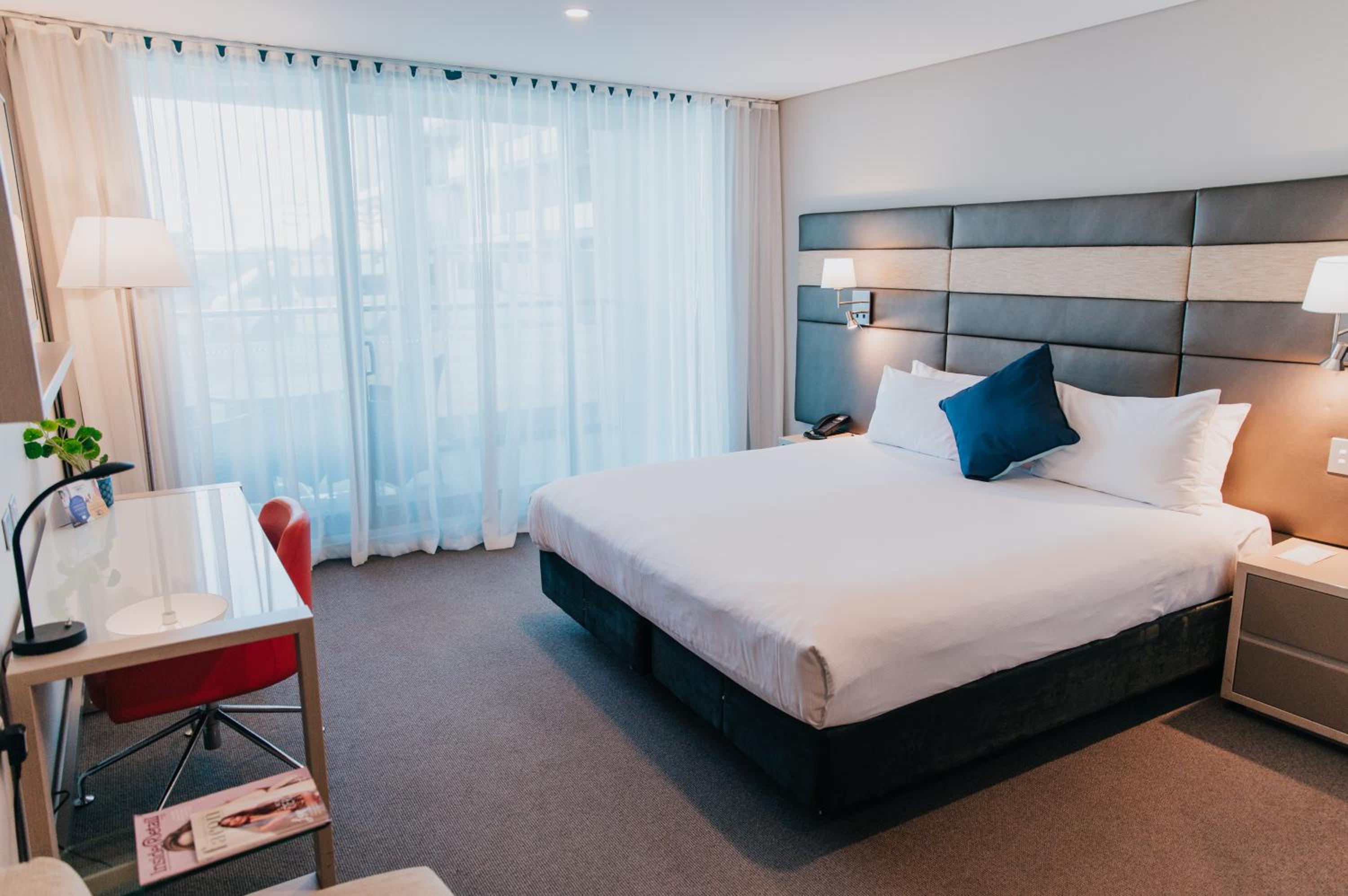 Superior King Room with Balcony - Photo 11